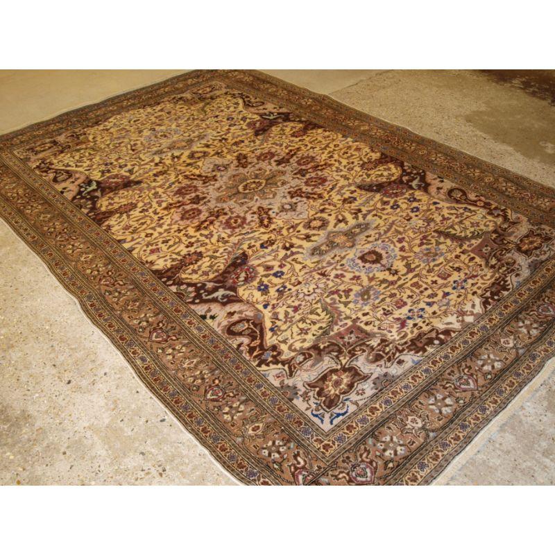 Old Turkish Kayseri Rug with Traditional Medallion Design In Excellent Condition For Sale In Moreton-In-Marsh, GB