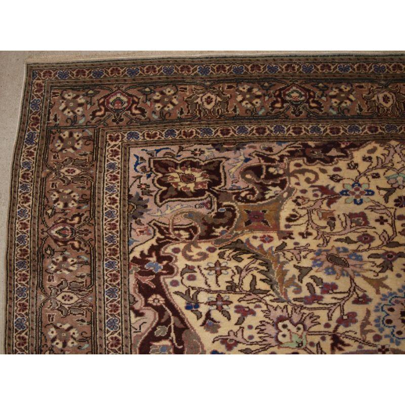 20th Century Old Turkish Kayseri Rug with Traditional Medallion Design For Sale