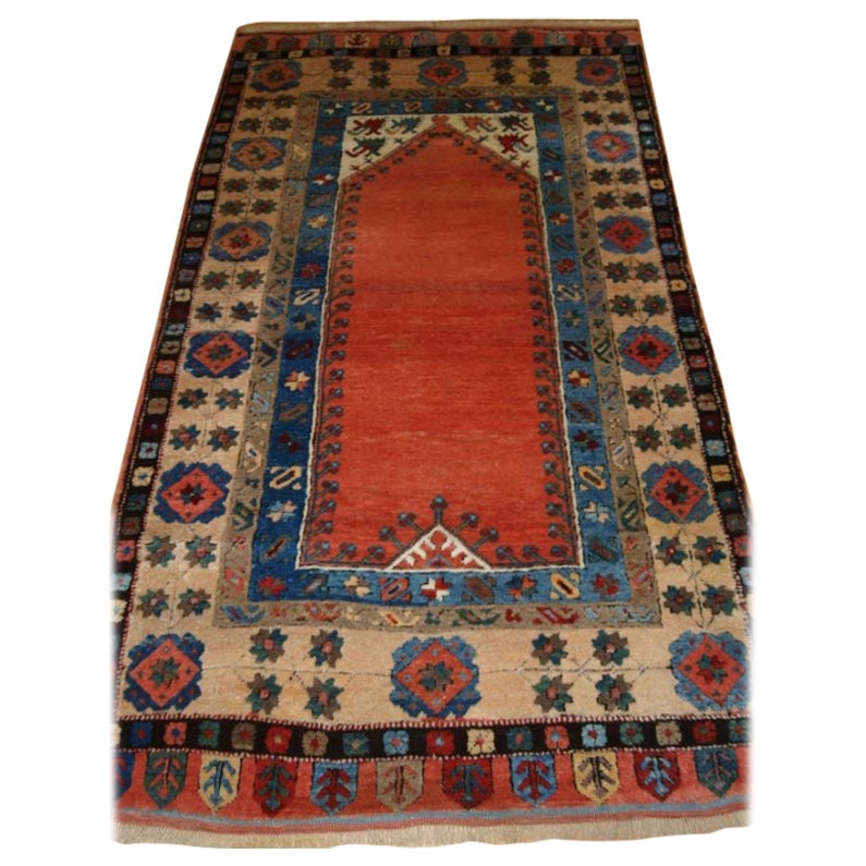 Alter türkischer Konya-Gebetteppich im traditionellen Design