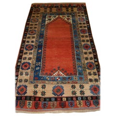 Alter türkischer Konya-Gebetteppich im traditionellen Design