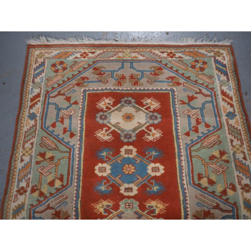 Old Turkish Milas-Teppich, traditionelles Design mit weichen Farben, um 1960 (Türkisch) im Angebot