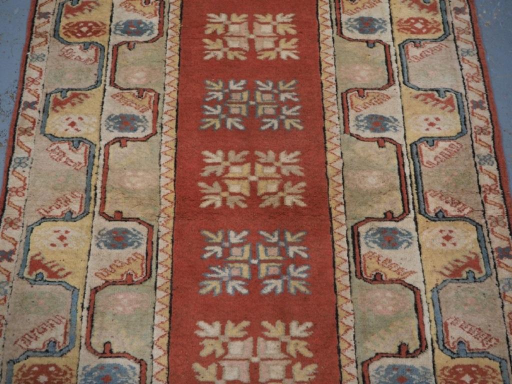 Ancien tapis turc Milas au design traditionnel et aux couleurs pastel très douces.
Circa 1960

Le tapis comporte cinq petits médaillons floraux sur un fond rouge très doux. Les bordures traditionnelles dans des tons pastel encadrent bien le
