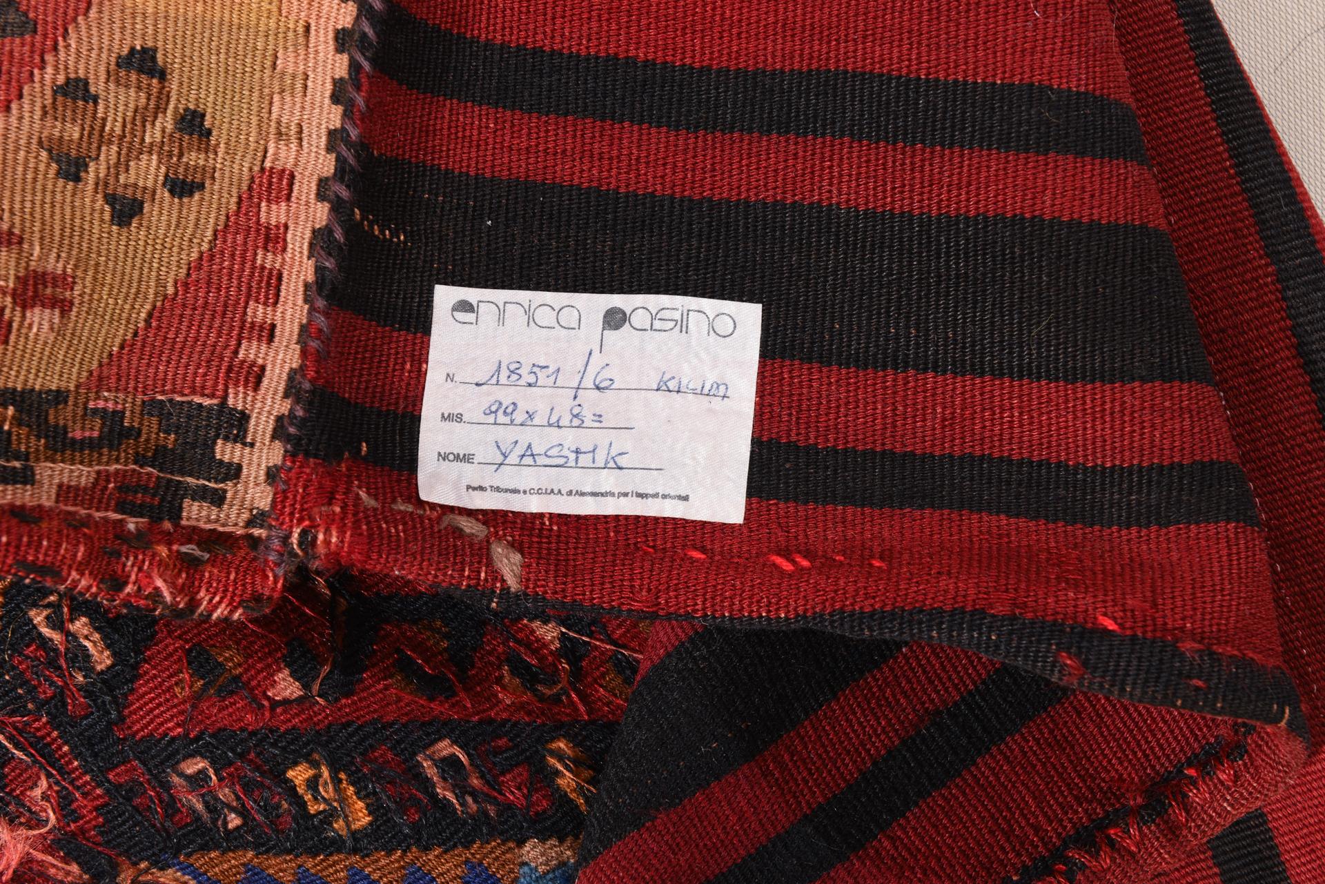 Interessanter Preis für diese alte türkische Kelim-Satteltasche, die als Kissen oder auf dem Boden als Matte verwendet werden kann.  Es hat eine feine Verarbeitung mit einem sehr genauen Design: wirklich interessant.
Mit einem guten Preis für