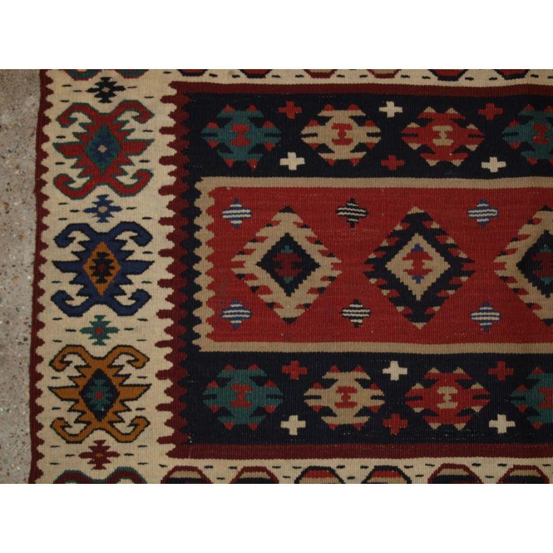 Alttürkischer Sarkoy-Kilim-Teppich, elfenbeinfarbene Bordüre, gebändert, um 1920 (Türkisch) im Angebot