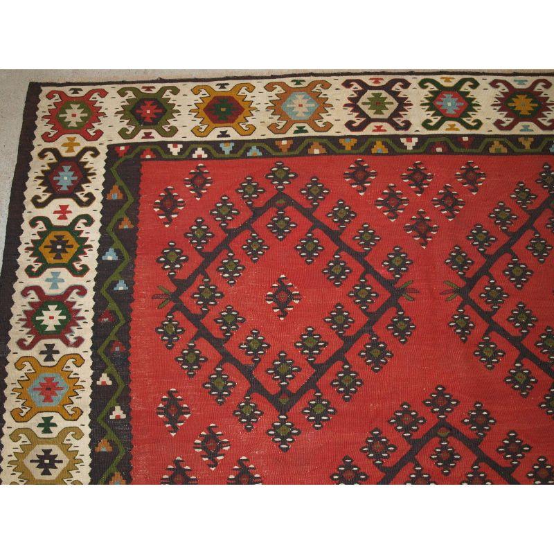 Kilim turco antiguo de Sarkoy, color rojo suave, hacia 1950 Turco en venta