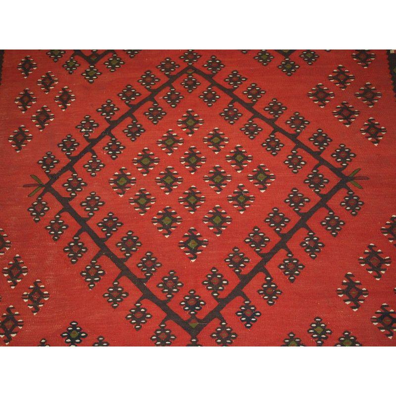 Kilim turco antiguo de Sarkoy, color rojo suave, hacia 1950 en Bueno estado para la venta en Moreton-In-Marsh, GB