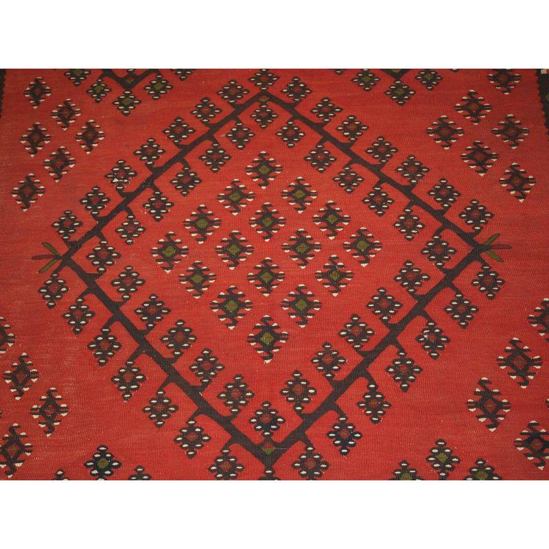 Alttürkischer Sarkoy-Kilim, zartrot, um 1950 im Zustand „Gut“ im Angebot in Moreton-In-Marsh, GB