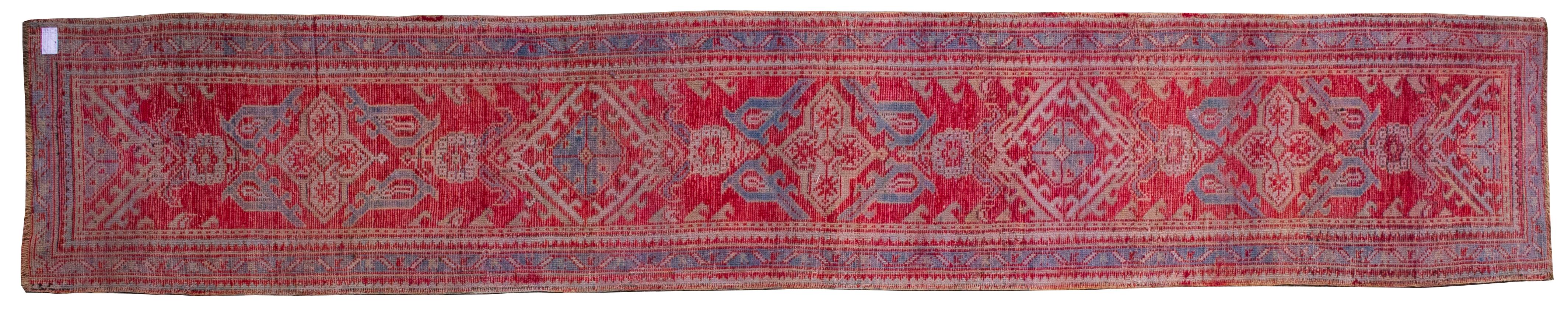 Rare size for this antique beautiful Turkish runner: its typical red color is suitable for the spaces with little light, like corridors; but the color explodes in the sunlight!
The Ushak is one of the more famous carpets in the world, used in