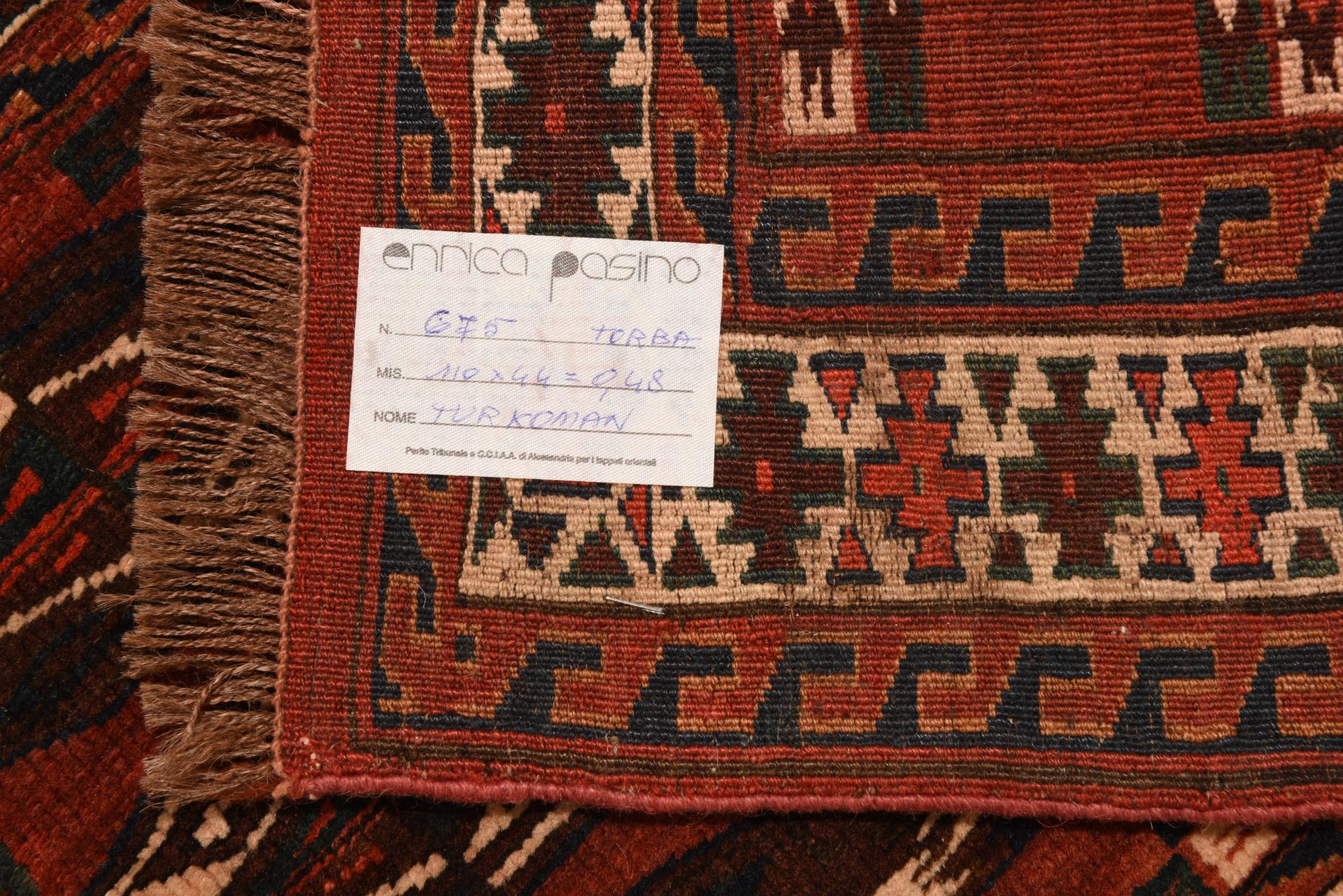 Petit Bokara Turkoman : parfait en couleurs, en motifs, en état de conservation.
Il mérite d'être placé sur une surface pour être admiré.

réf. n° 675
