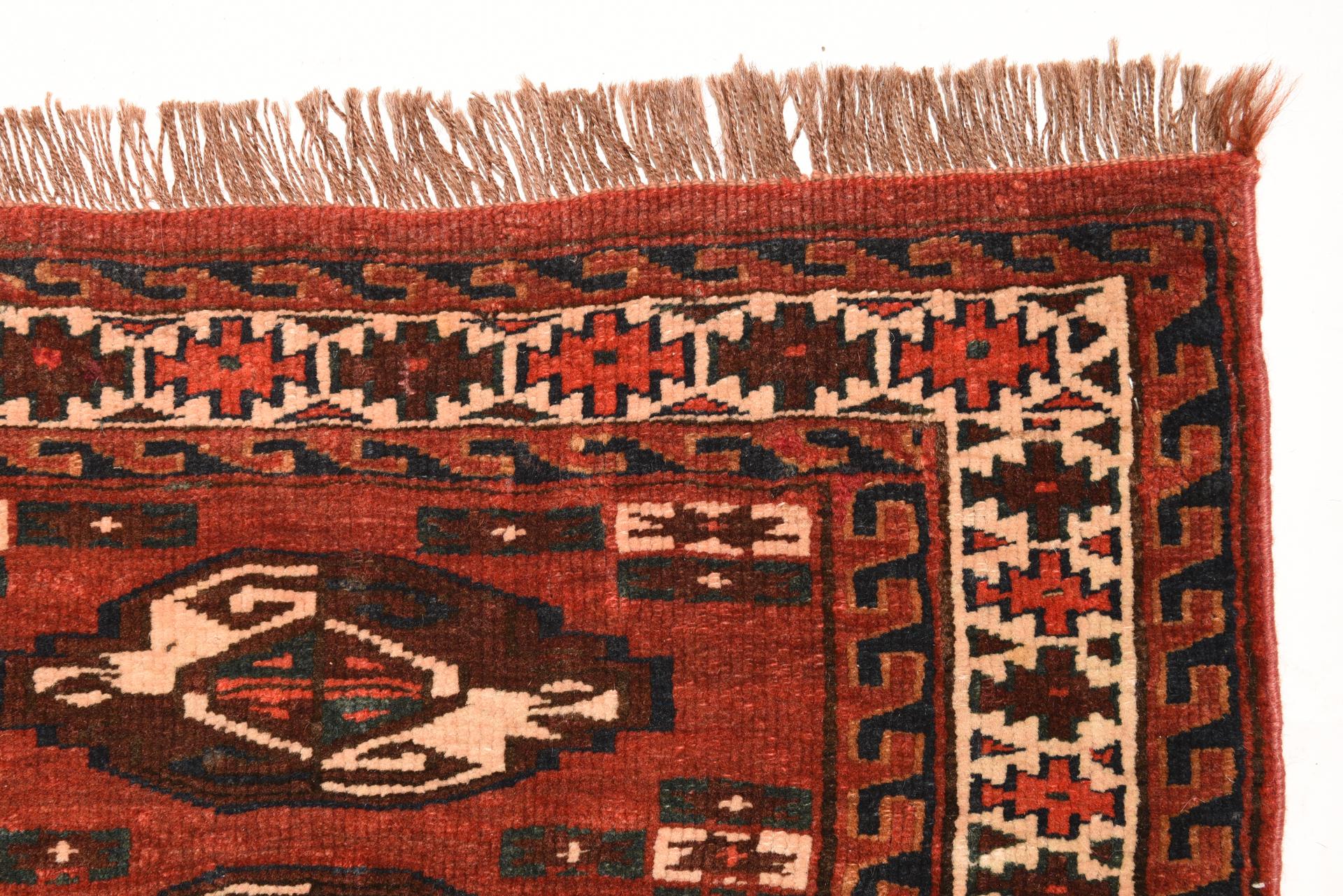 Noué à la main Ancien petit tapis Turkoman en vente