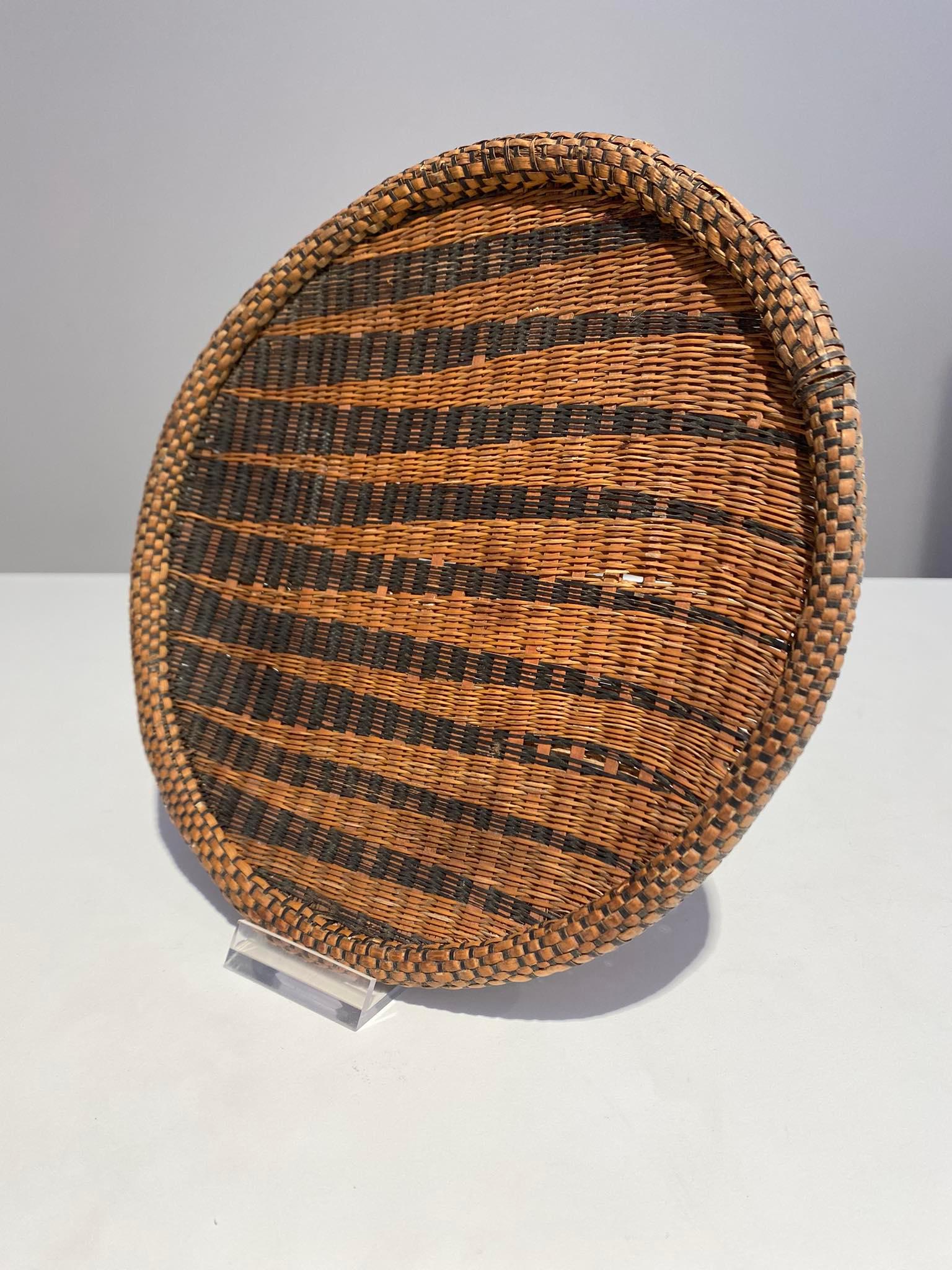 Old Tutsi Basket - Rwanda / Burundi Very rare / A superb piece of exceptional quality and aesthetics African basketry
Tribe : Tutsi
Country : Rwanda / Brundi
Late 19th / Early 20th century
Height: 19,5 cm
Very good condition
