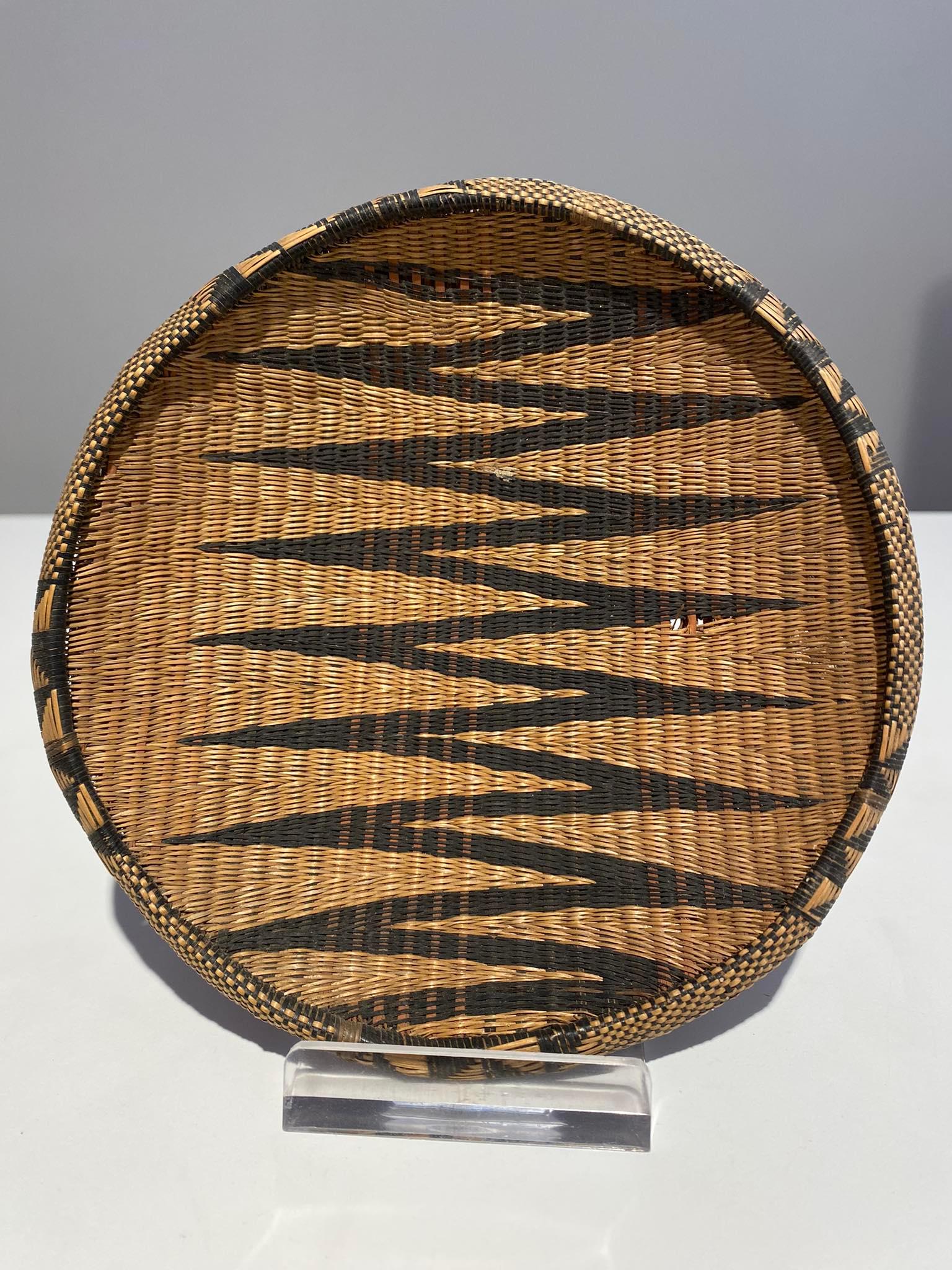 Old Tutsi Basket - Rwanda / Burundi Very rare / A superb piece of exceptional quality and aesthetics African basketry
Tribe : Tutsi
Country : Rwanda / Burundi
Late 19th / Early 20th century
Height: 14,5 cm
Very good condition

This particular basket