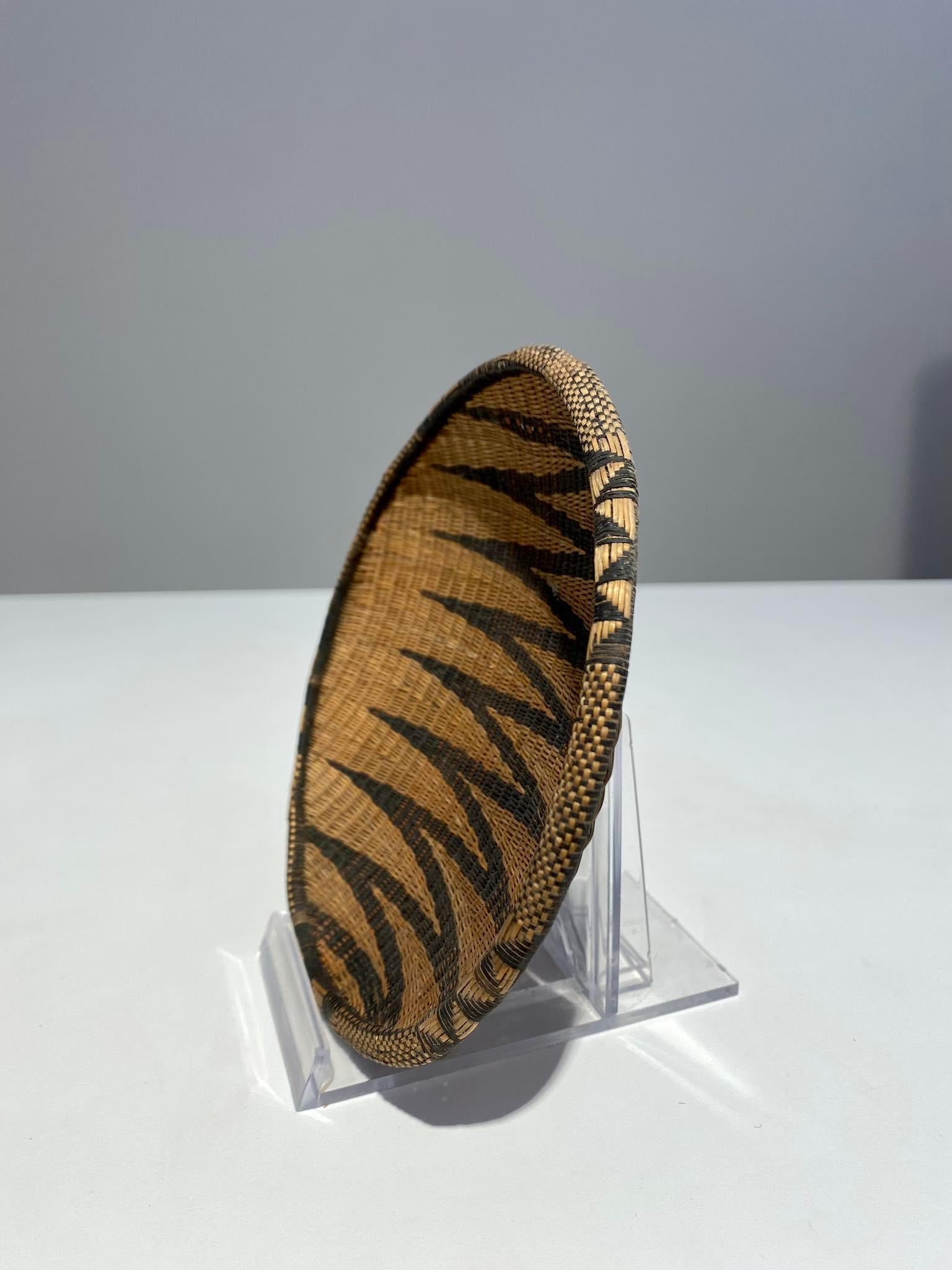 20th Century Old Tutsi Basket - Rwanda - African Basketry Late 19th Century African Art Congo For Sale