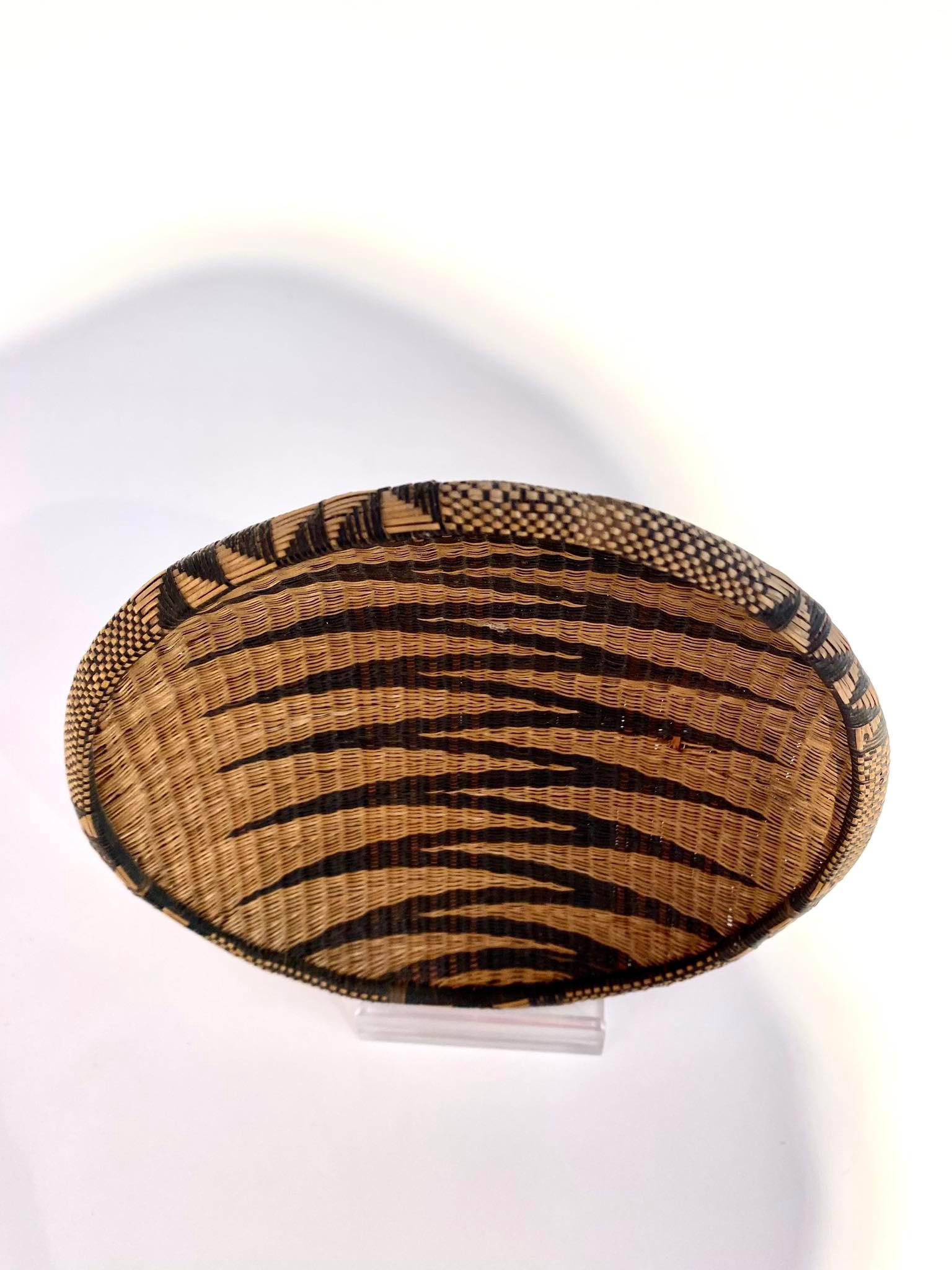 Old Tutsi Basket - Rwanda - African Basketry Late 19th Century African Art Congo For Sale 1