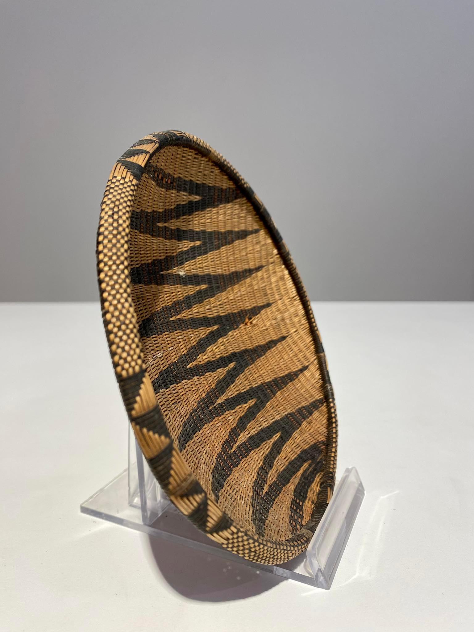 Old Tutsi Basket - Rwanda - African Basketry Late 19th Century African Art Congo For Sale 2