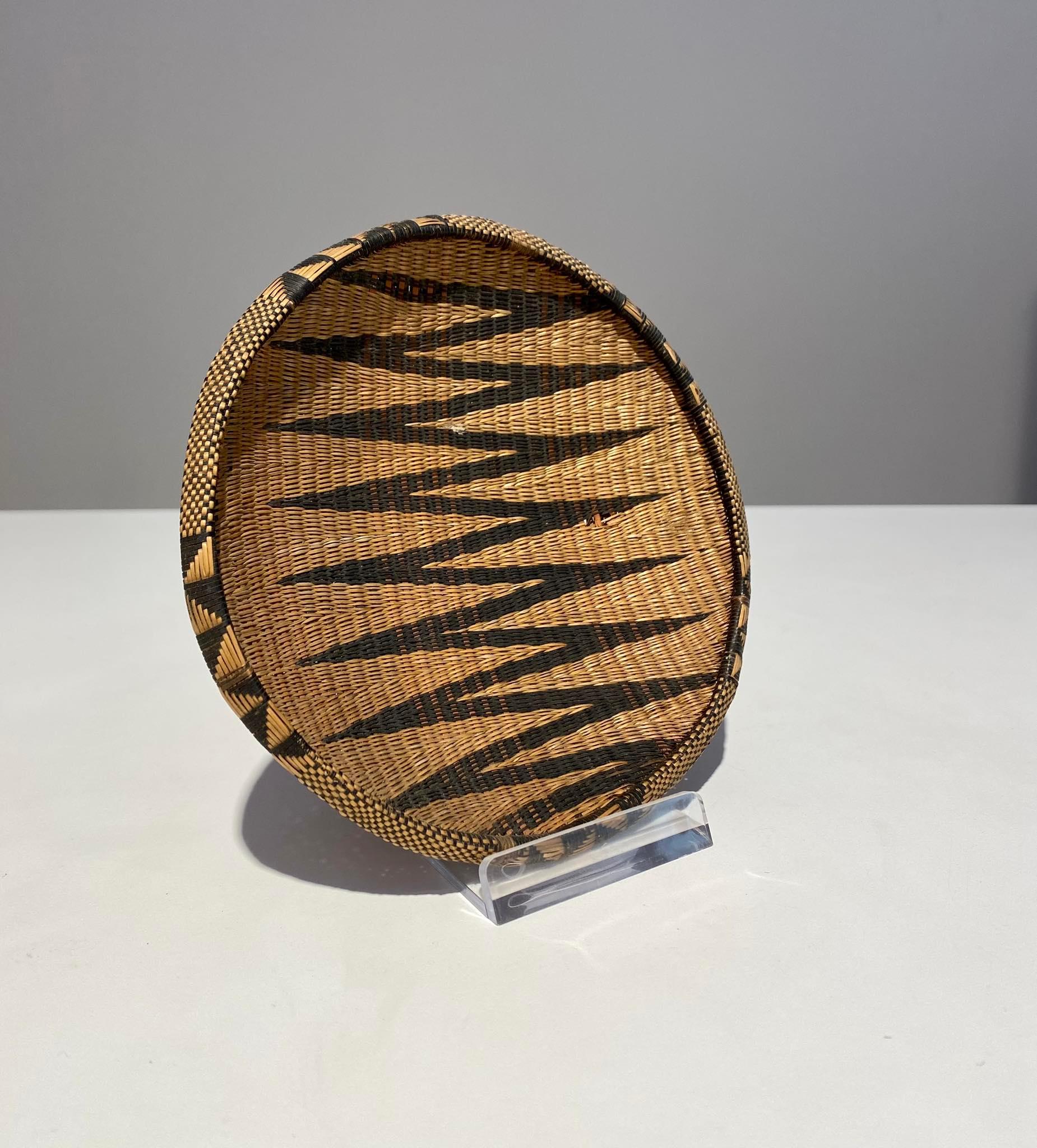 Old Tutsi Basket - Rwanda - African Basketry Late 19th Century African Art Congo For Sale 3