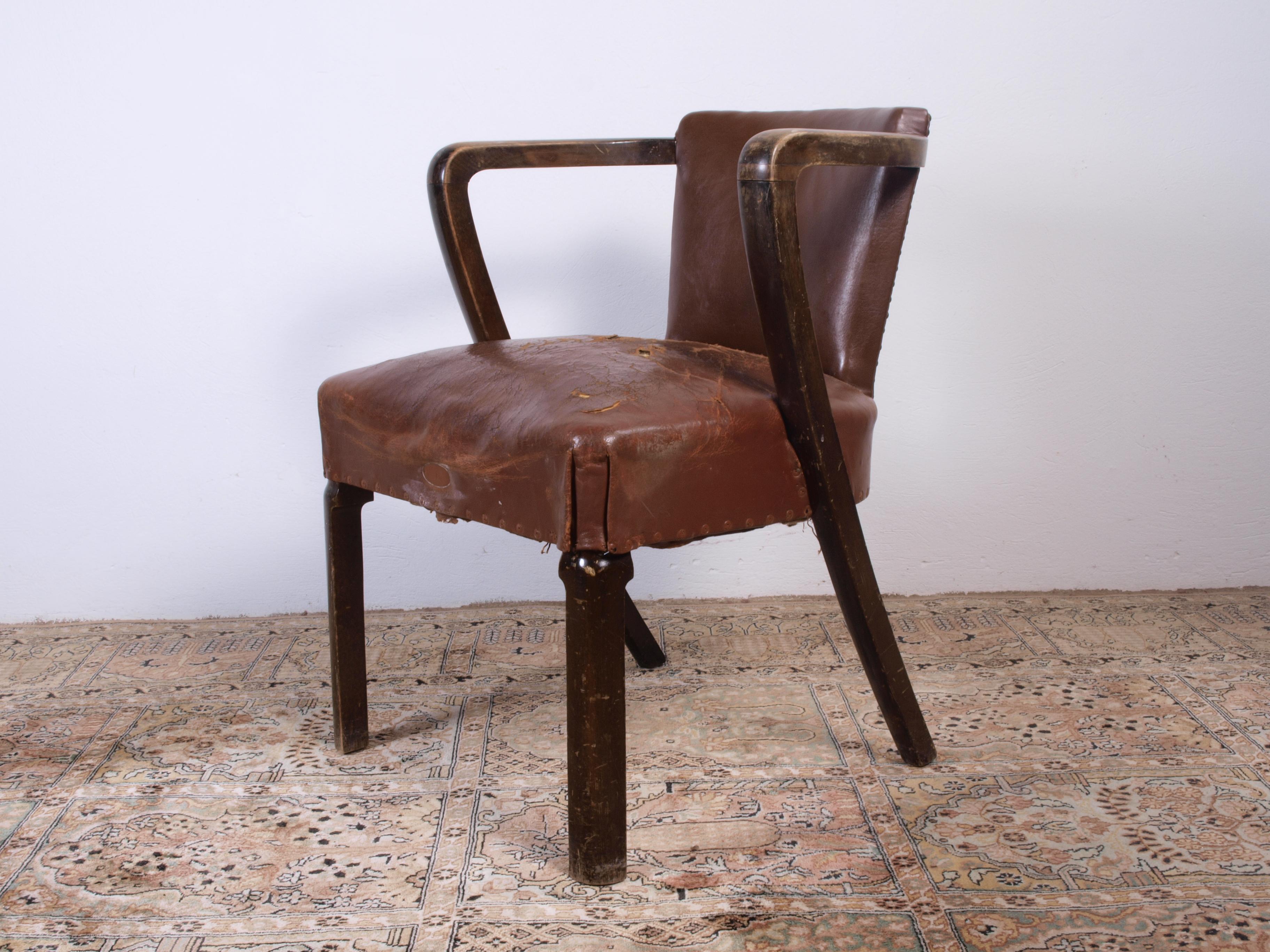 Vintage Sessel sehr schön. Muss neu gepolstert und neu beledert werden.

Das Holz ist fest und solide. Bei Fragen wenden Sie sich bitte an uns.