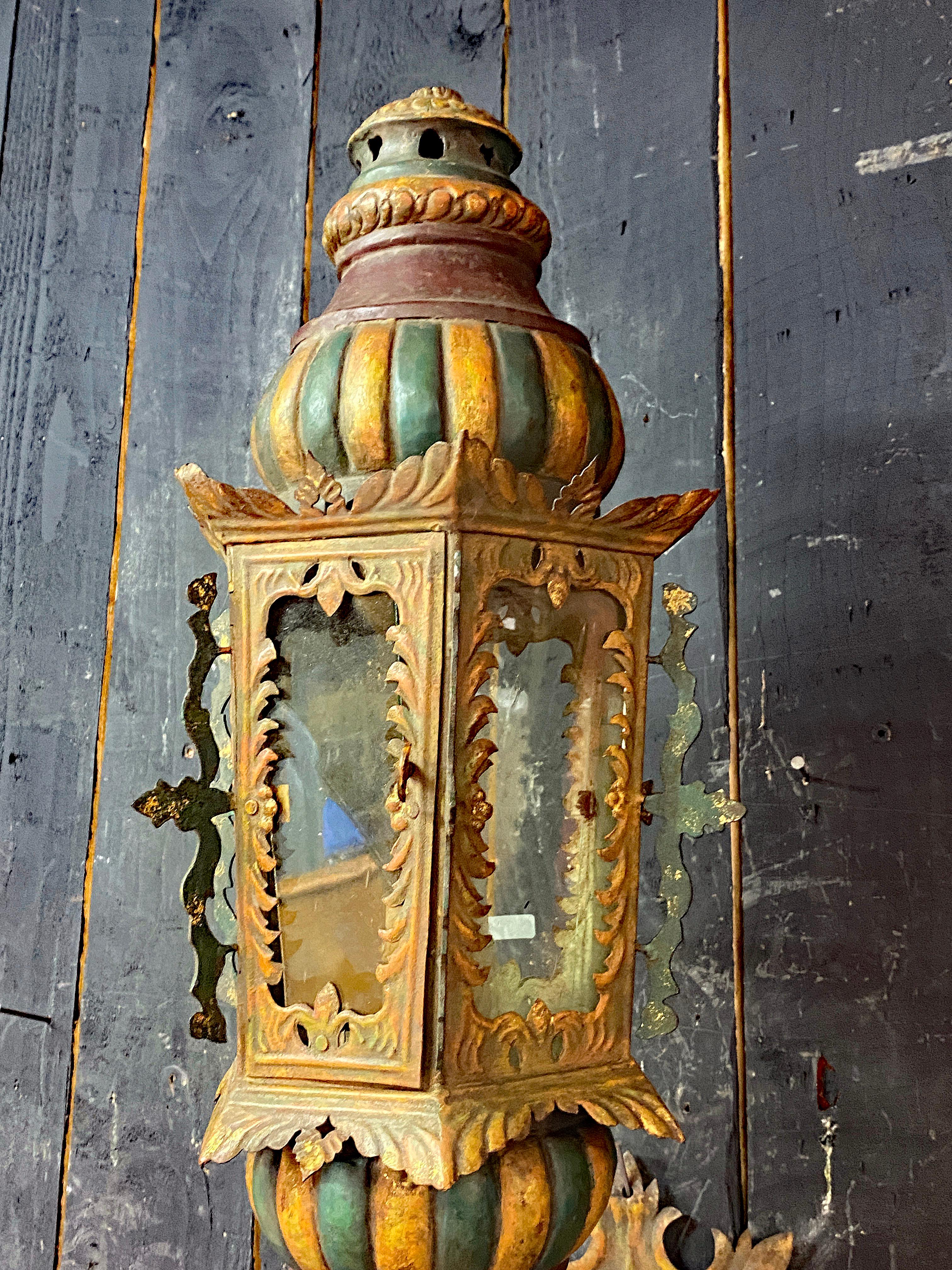 Antica lanterna veneziana in metallo verniciato, fine XIX, inizio XX secolo
patina molto bella
elettricità da rivedere