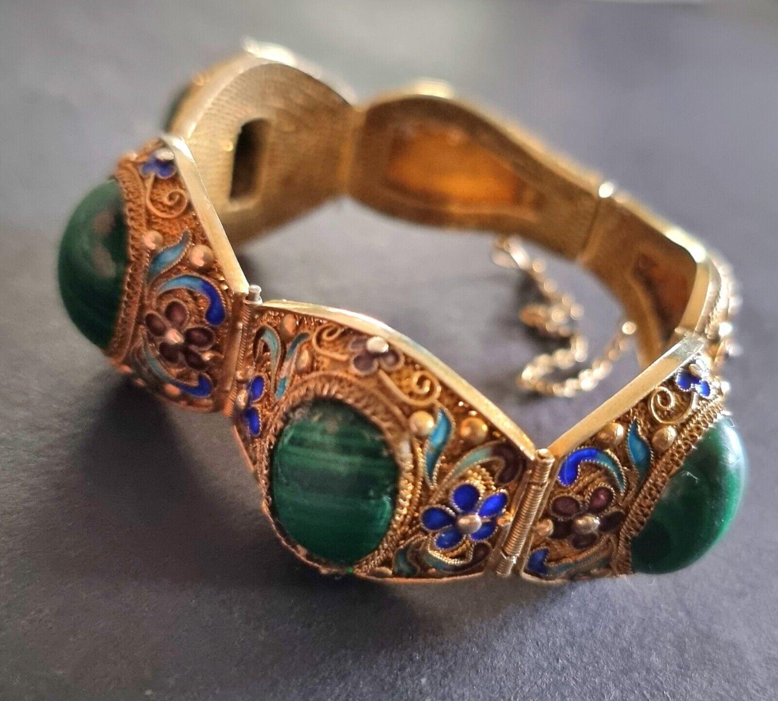 BRACCIALE in Vermeil Antico,
Vintage anni '20,
Malachite, catena di sicurezza,
Antico bracciale cinese in filigrana d'argento smaltata,
lunghezza totale 18,7 cm, lunghezza senza chiusura 17,8 cm,
larghezza centrale 2,5 cm, peso 49 g,
buone