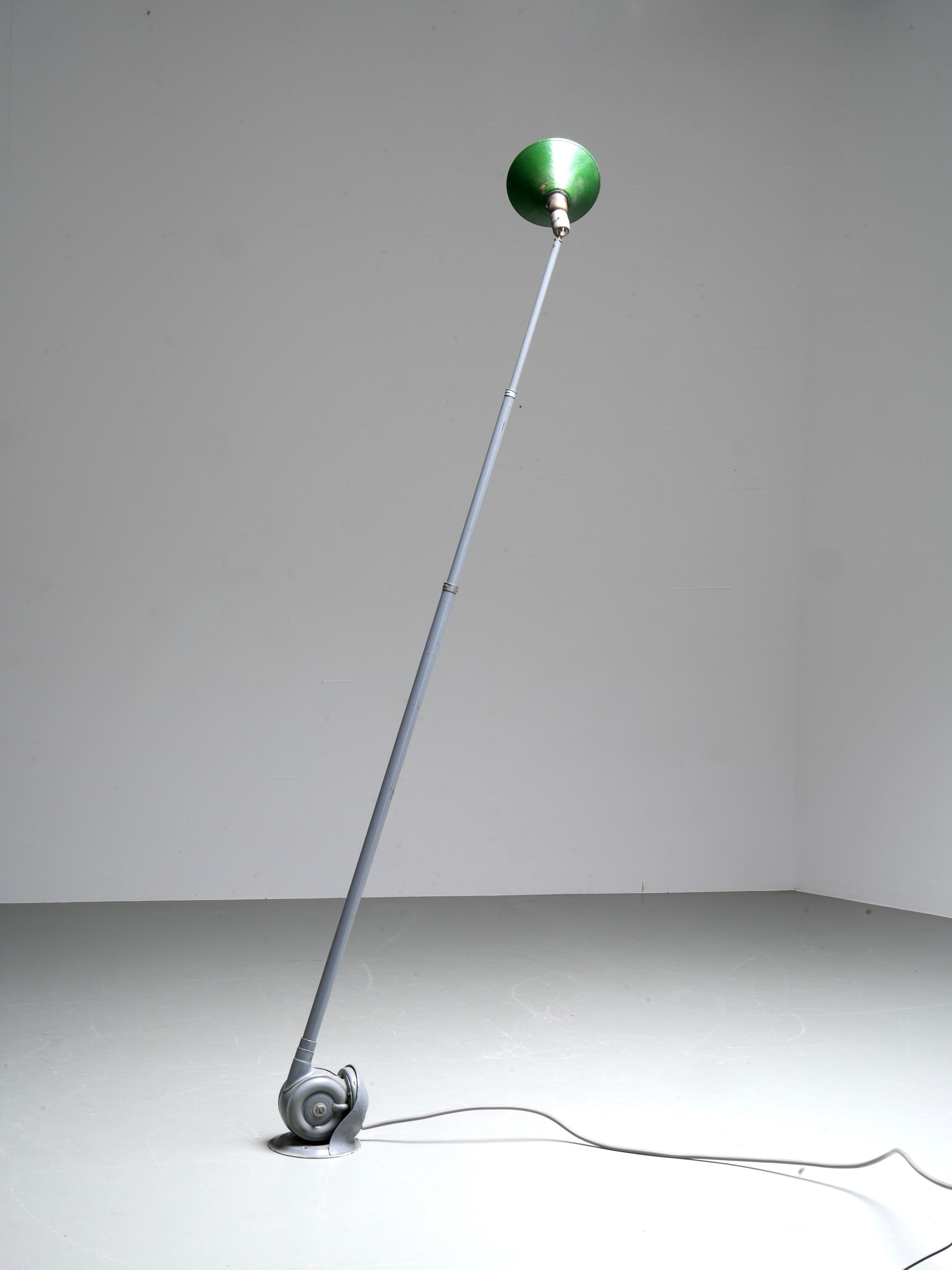 Lampadaire ou applique murale ancienne version de Petter Johansson pour Triplex avec abat-jour vert, magnifiquement patiné et en parfait état de fonctionnement. Le métal de la lampe est laqué gris et elle est télescopique jusqu'à 300 cm, ce qui la