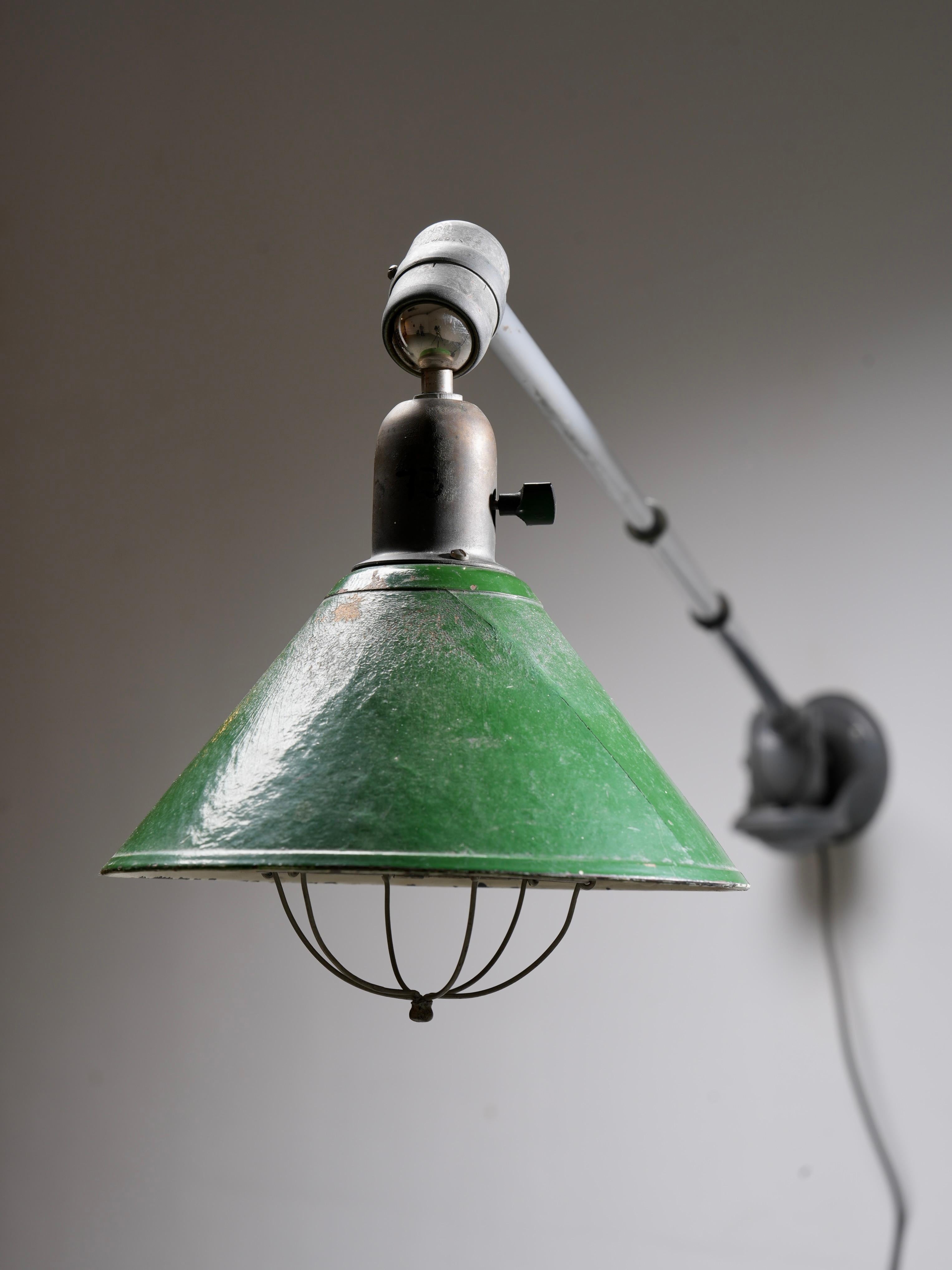 Industriel Ancienne lampe Triplex de Johan Petterson avec abat-jour vert, Suède, années 1930 en vente