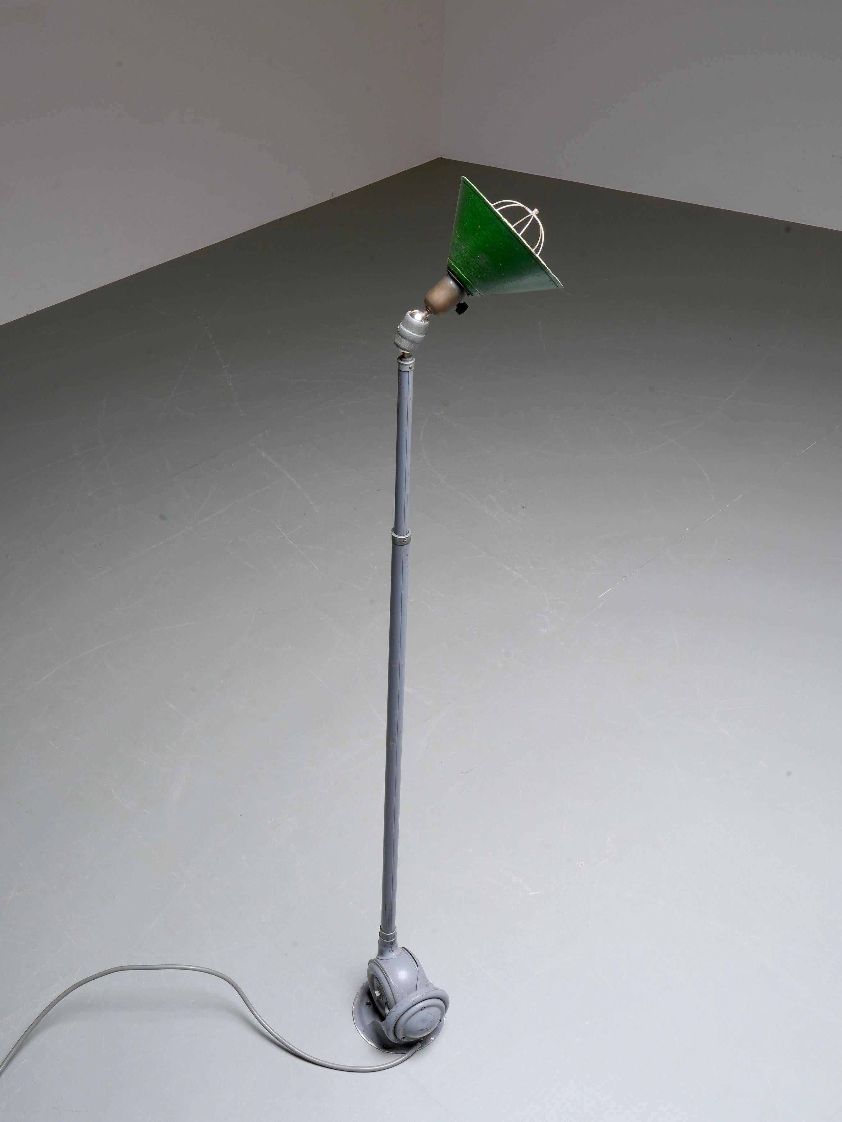 Suédois Ancienne lampe Triplex de Johan Petterson avec abat-jour vert, Suède, années 1930 en vente