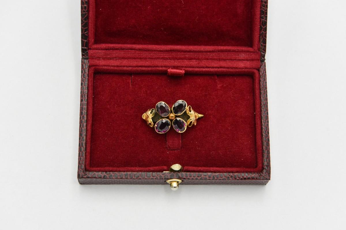 Old brooch with 4 faceted garnets

Origin : Great Britain, early 20th century

Brooch made of 0.375 gold

item weight: 3.3g

Creates a beautiful addition to a shirt, hat or jacket