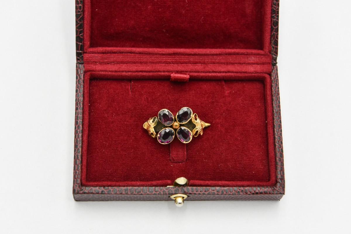 Old Victorian brooch with garnet stones For Sale 2