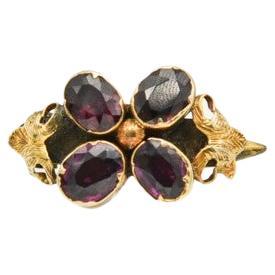Old Victorian brooch with garnet stones For Sale