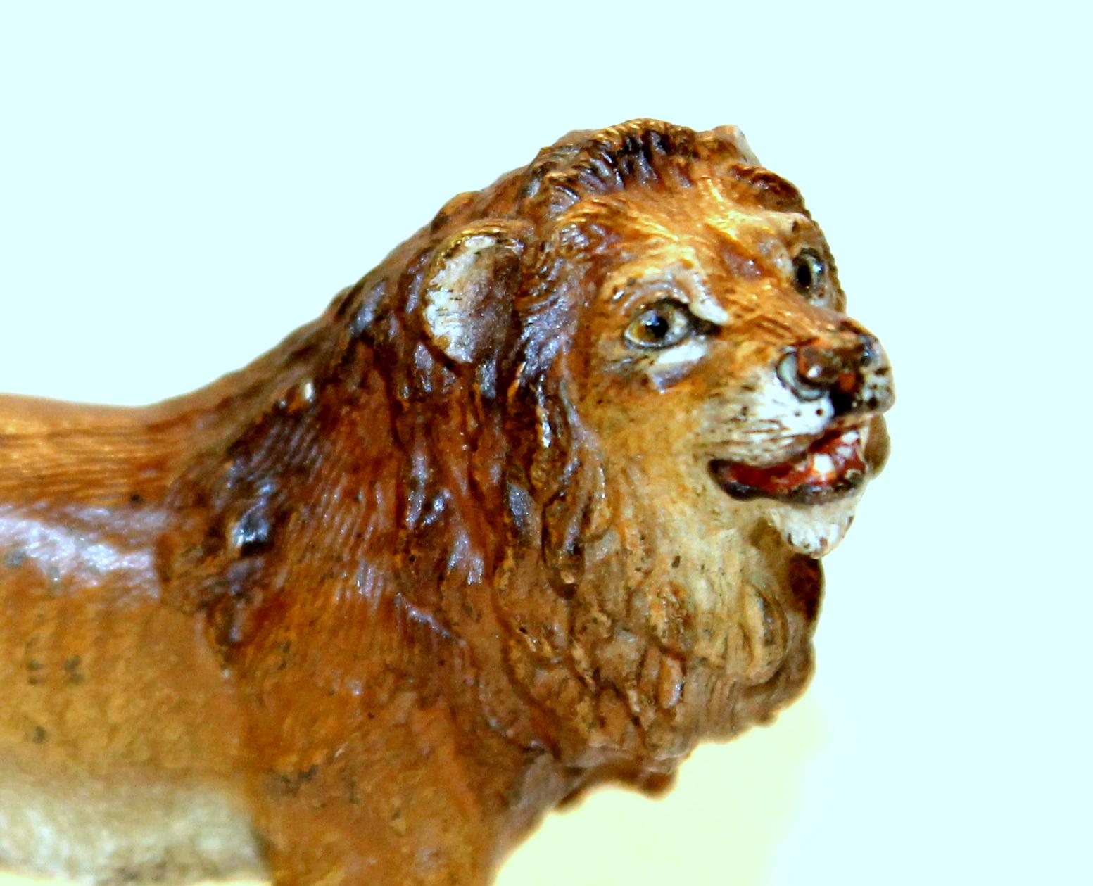 Antigua figura de bronce de Vienna Bronze pintada en frío de un pequeño león, Franz Bergmann Victoriano en venta