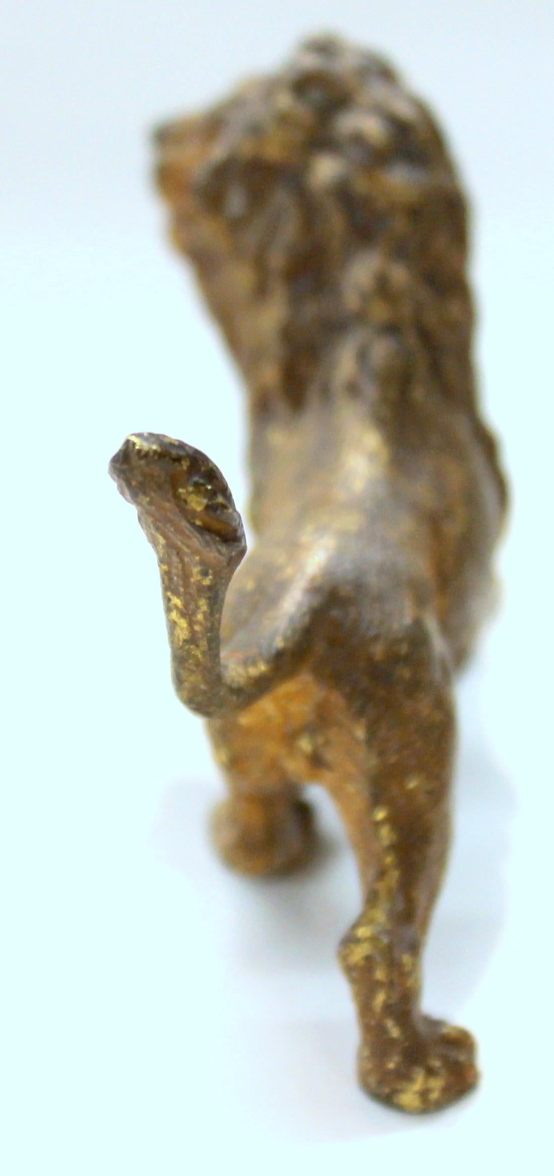 Superbe figure de lion en bronze anciennement peint à froid à Vienne Signé (marque imprimée) sous la face inférieure 