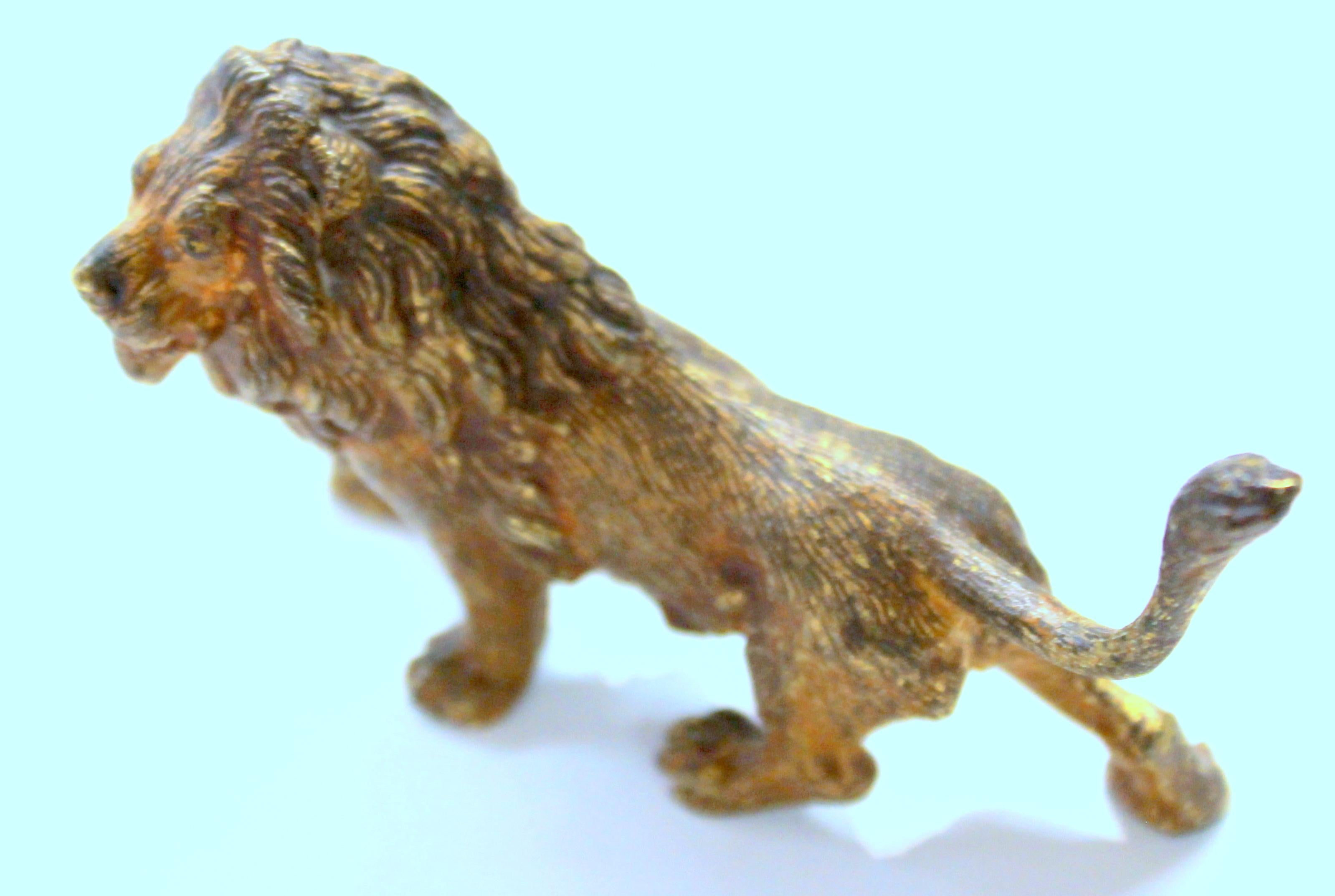 Bronze Ancienne figurine en bronze peint à froid de Vienne représentant un petit lion, signée Franz Bergmann en vente