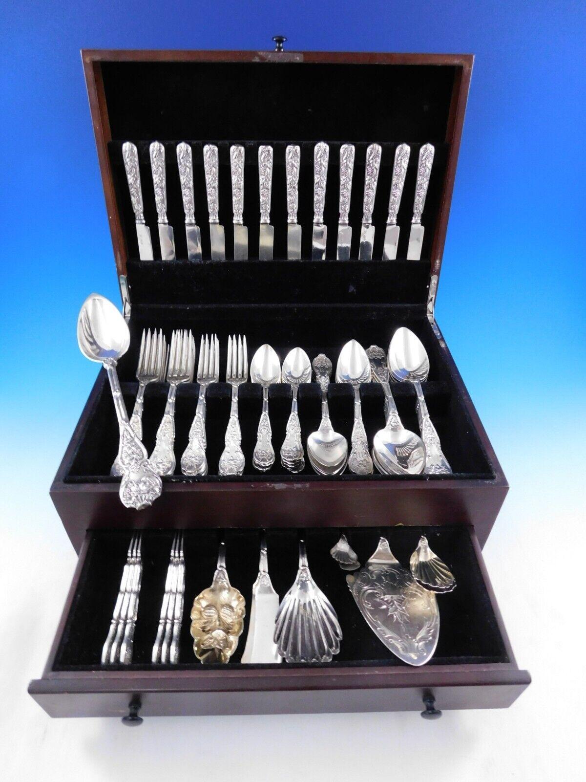 Exceedingly Old Vineyard by Wood & Hughes Besteckset aus Sterlingsilber mit Traubenmotiv - 88 Teile (einschließlich 12 Gorham-Messer). Dieses Set ist eine lebenslange Sammlung und umfasst:

6 Messer, flacher Griff, Voll-Sterling, 7 5/8