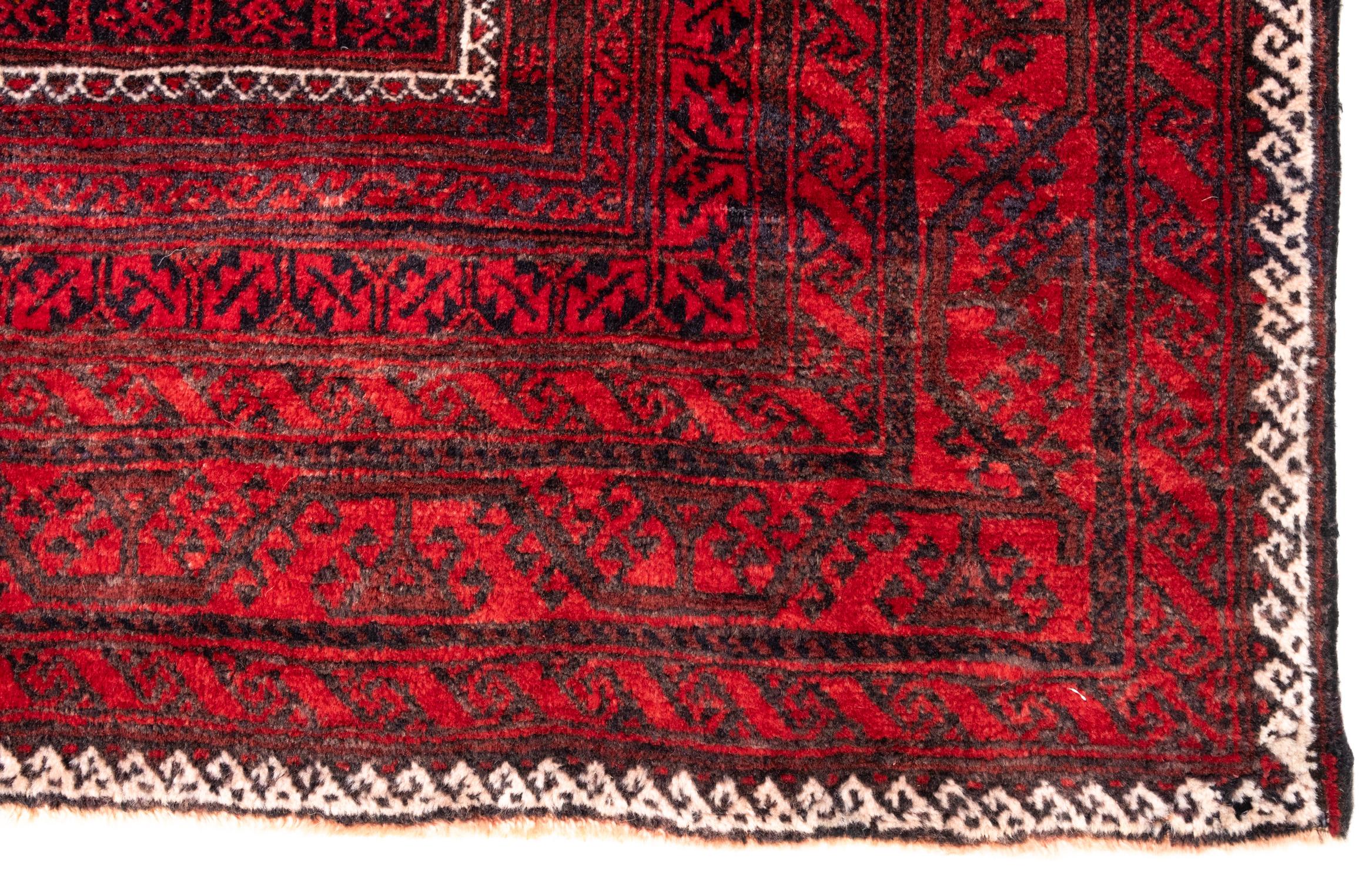 Questo è un tappeto Beluch antico dell'Asia centrale (chiamato anche Balouch, Balochi, Baluchi, Baluch o Beluchi).  Tappeto proveniente dalla regione del Baluchistan con una rara e bellissima composizione di colori e materiali di alta qualità come