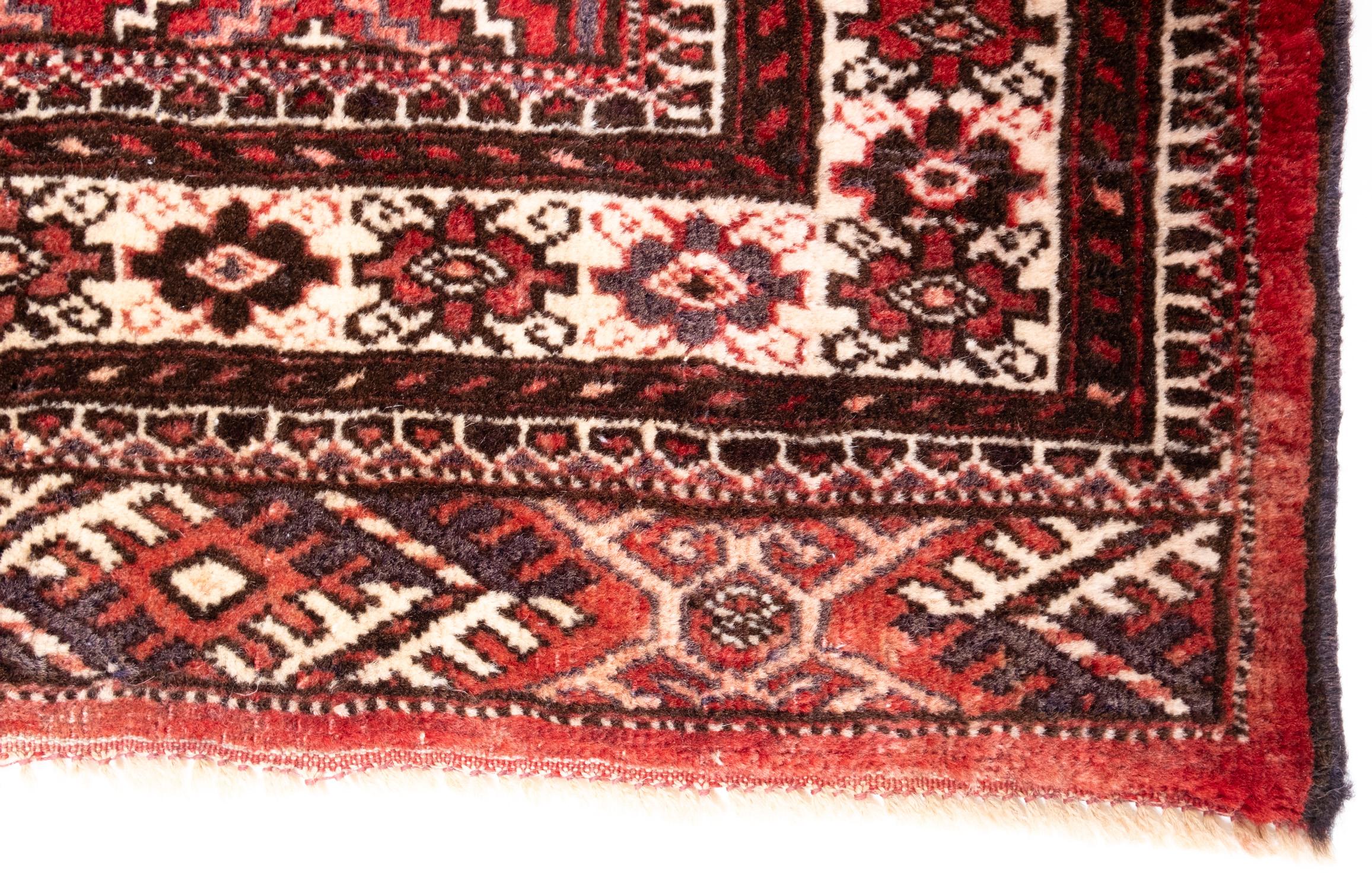 Ésta es una antigua alfombra Beluch de Asia Central (también llamada Balouch, Balochi, Baluchi, Baluch o Beluchi)  Alfombra de la región de Baluchistán con una composición de colores rara y hermosa y materiales de alta calidad como; lana y