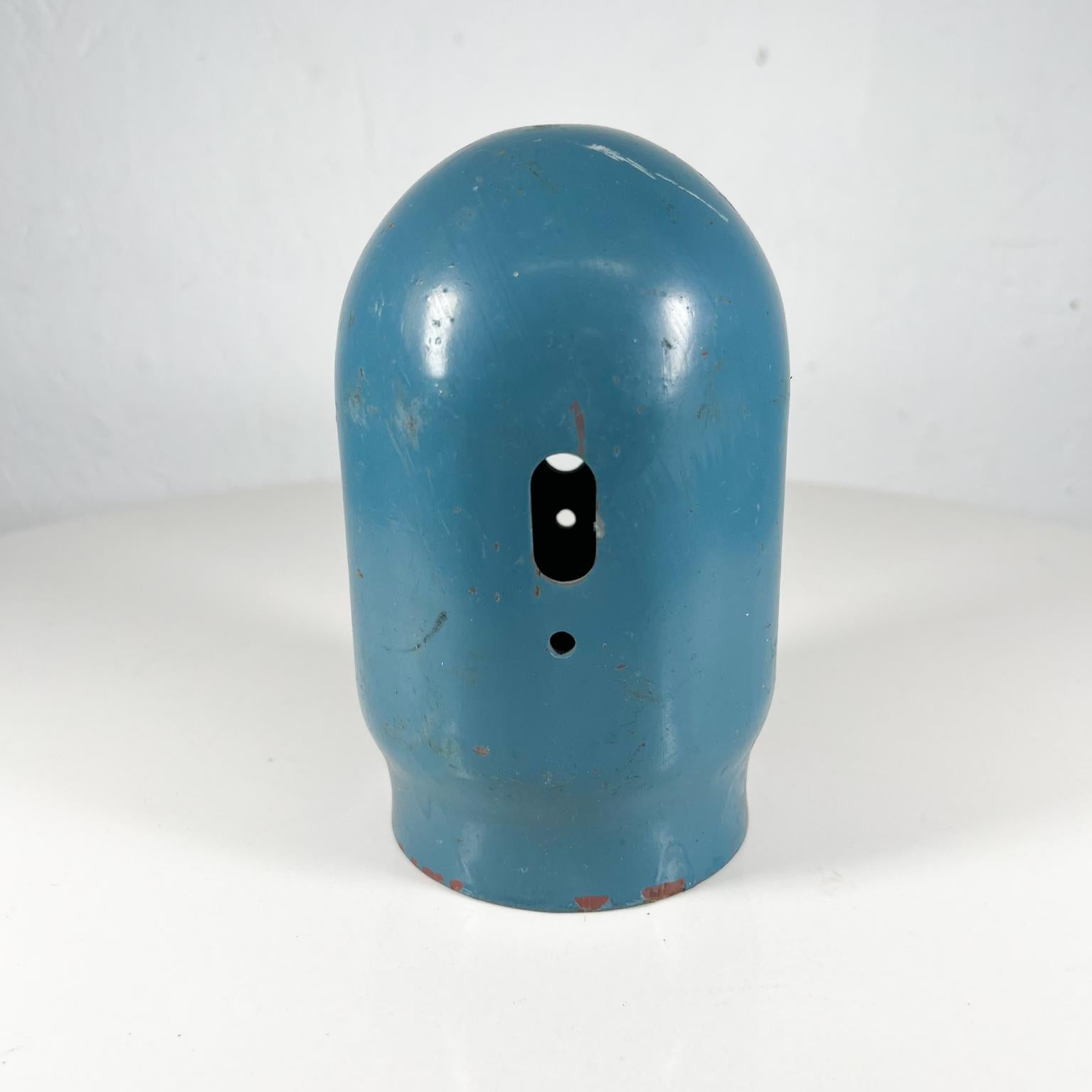 Blue metal vintage gas cylinder Cap
Measures : 6 tall x 3.75 diameter
Preowned original unrestored vintage condition.
See images provided.


