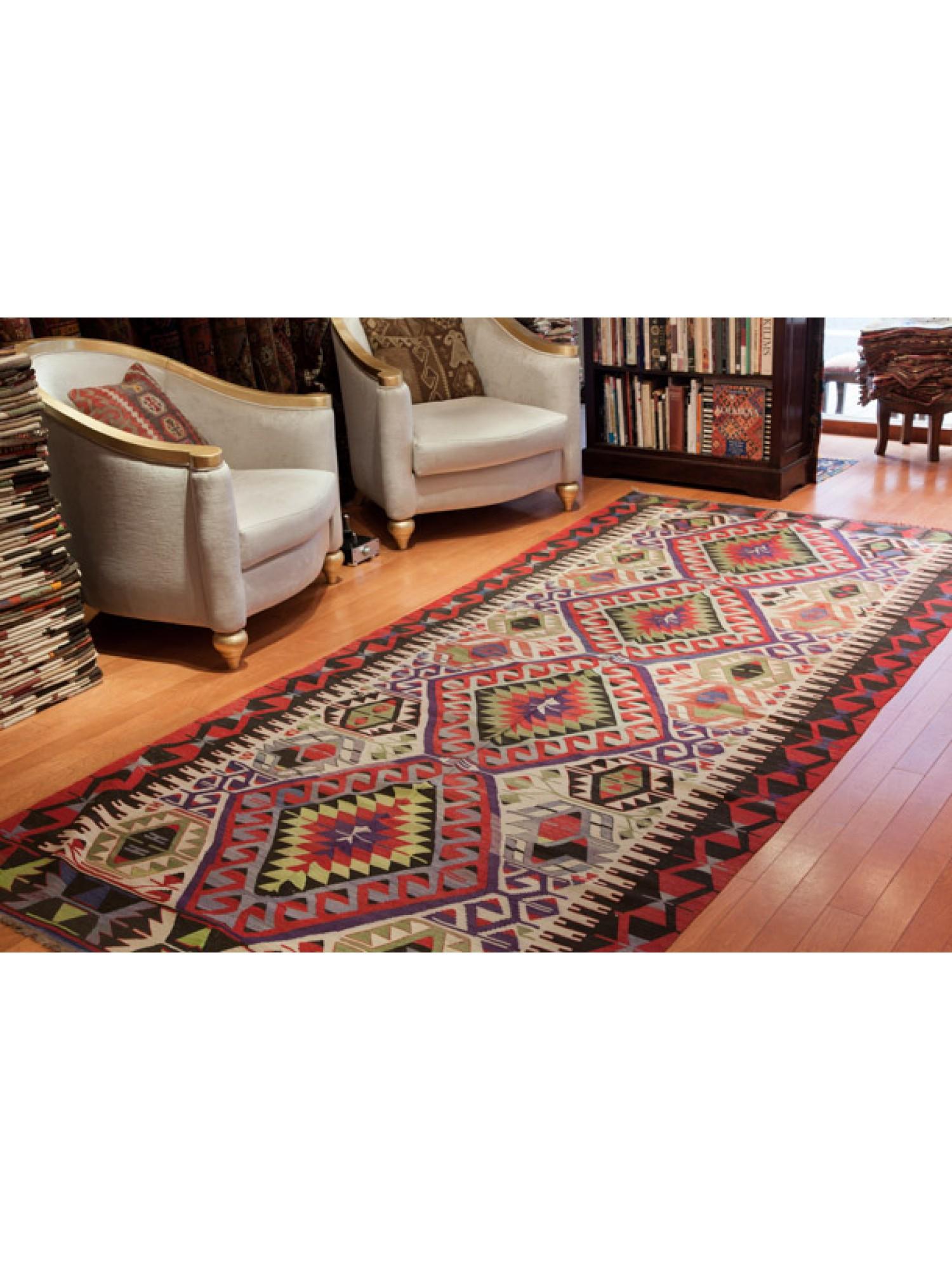 Si tratta di un kilim d'epoca dell'Anatolia occidentale proveniente dalla regione di Esme (Eshme), una storica area di produzione di kilim, con una rara e bellissima composizione di colori.

I vecchi kilim di questa città sono disponibili in molte