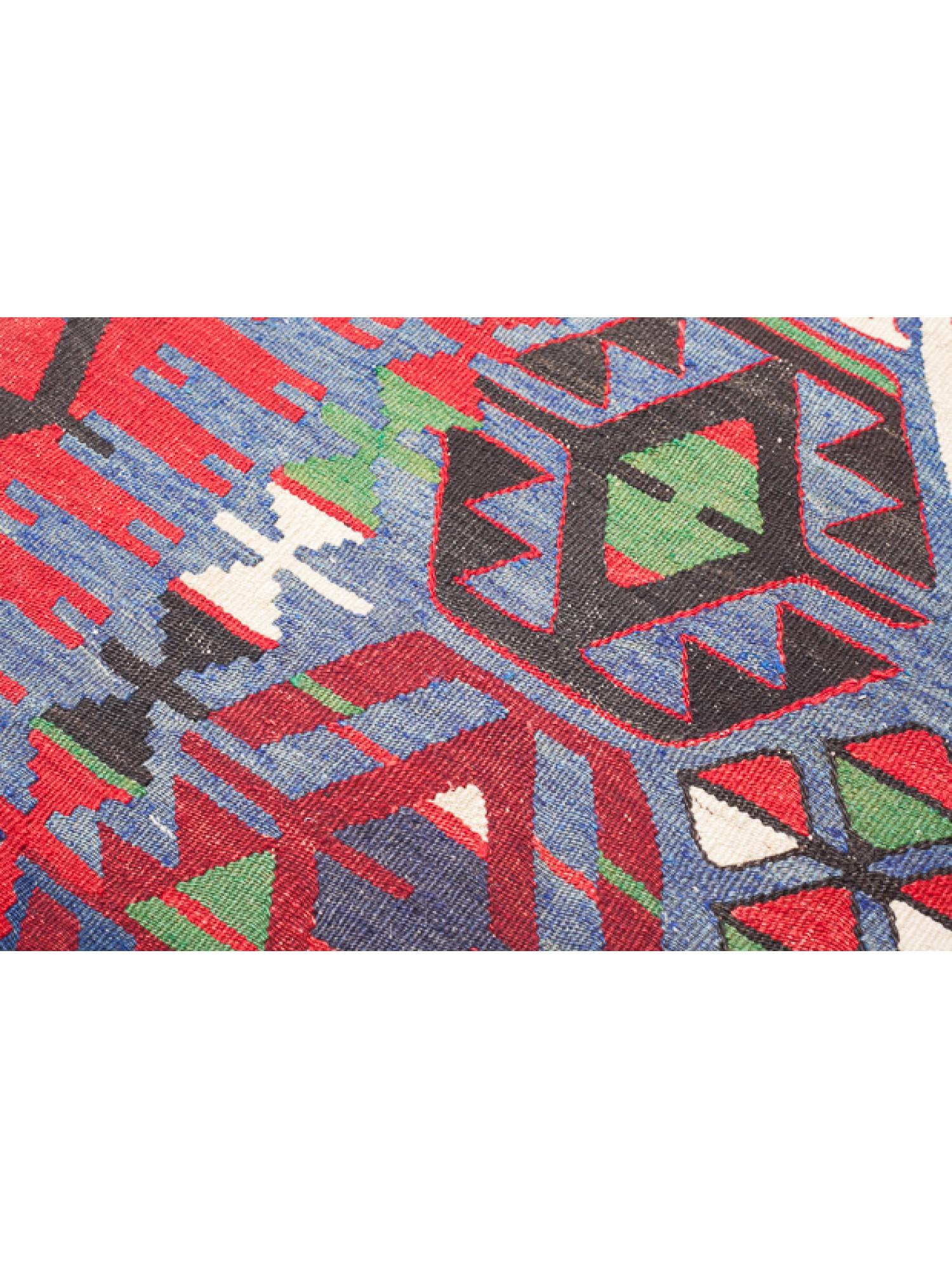 Se trata de un kilim de época de Anatolia occidental, procedente de la región de Esme ( Eshme ), con una composición de colores rara y hermosa.

Este tipo de grandes Kilims Esme suele presentar medallones hexagonales, dispuestos por parejas o