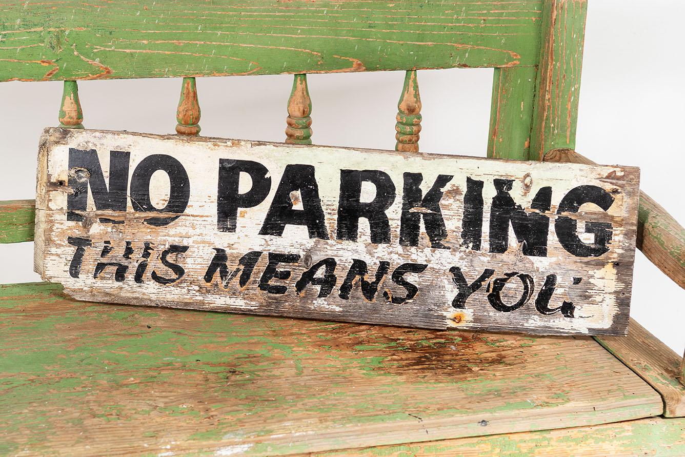Fun Wooden Handbemaltes Schild „No Parking“ Dekorative Wandregalkunst (Volkskunst) im Angebot