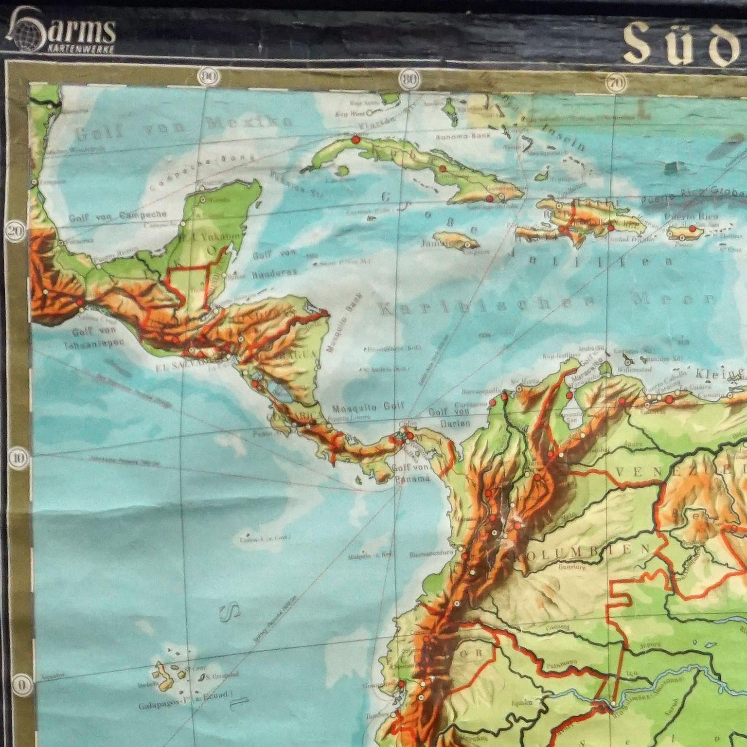 La carte murale présente l'Amérique du Sud sous la forme d'une combinaison de cartes physiques et politiques, l'accent étant mis sur la topologie du continent. Il a été édité dans sa troisième édition par W. Eggers et publié sous le titre de Harms