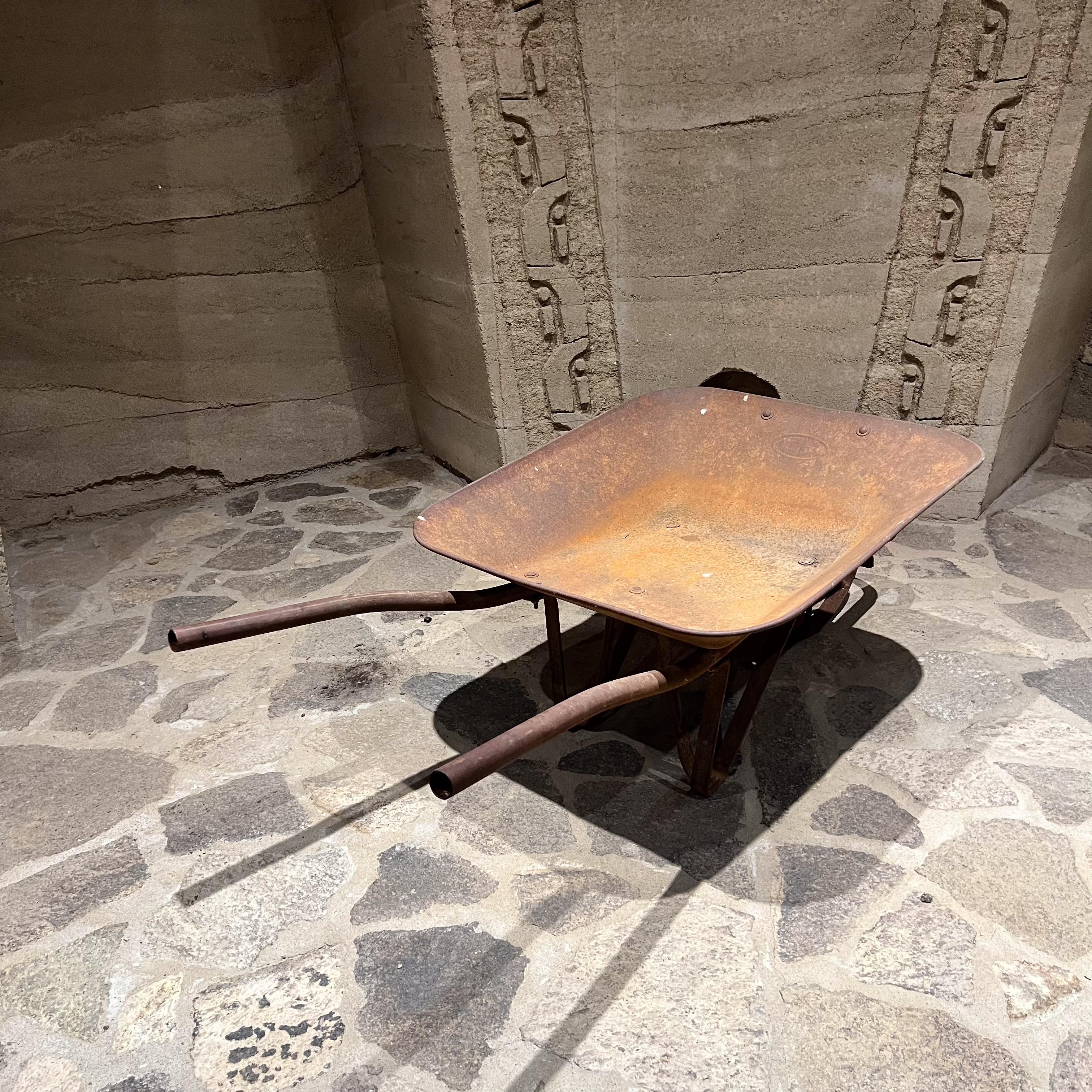 Carretilla antigua de metal
19 alto x 28,25 ancho x 59,5 largo
óxido presente pátina original sin restaurar
Consulte las imágenes