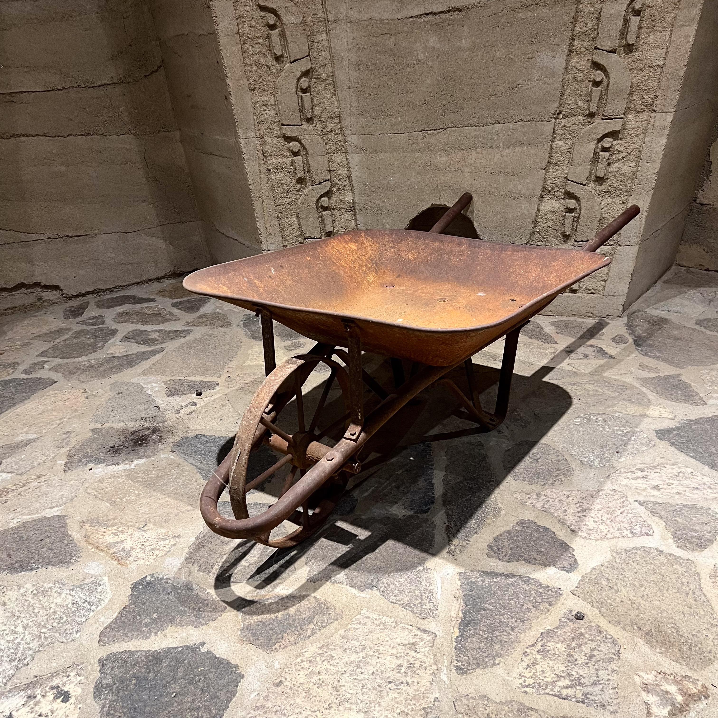 Vieja carretilla de metal vintage Carro de jardín rústico en venta 3