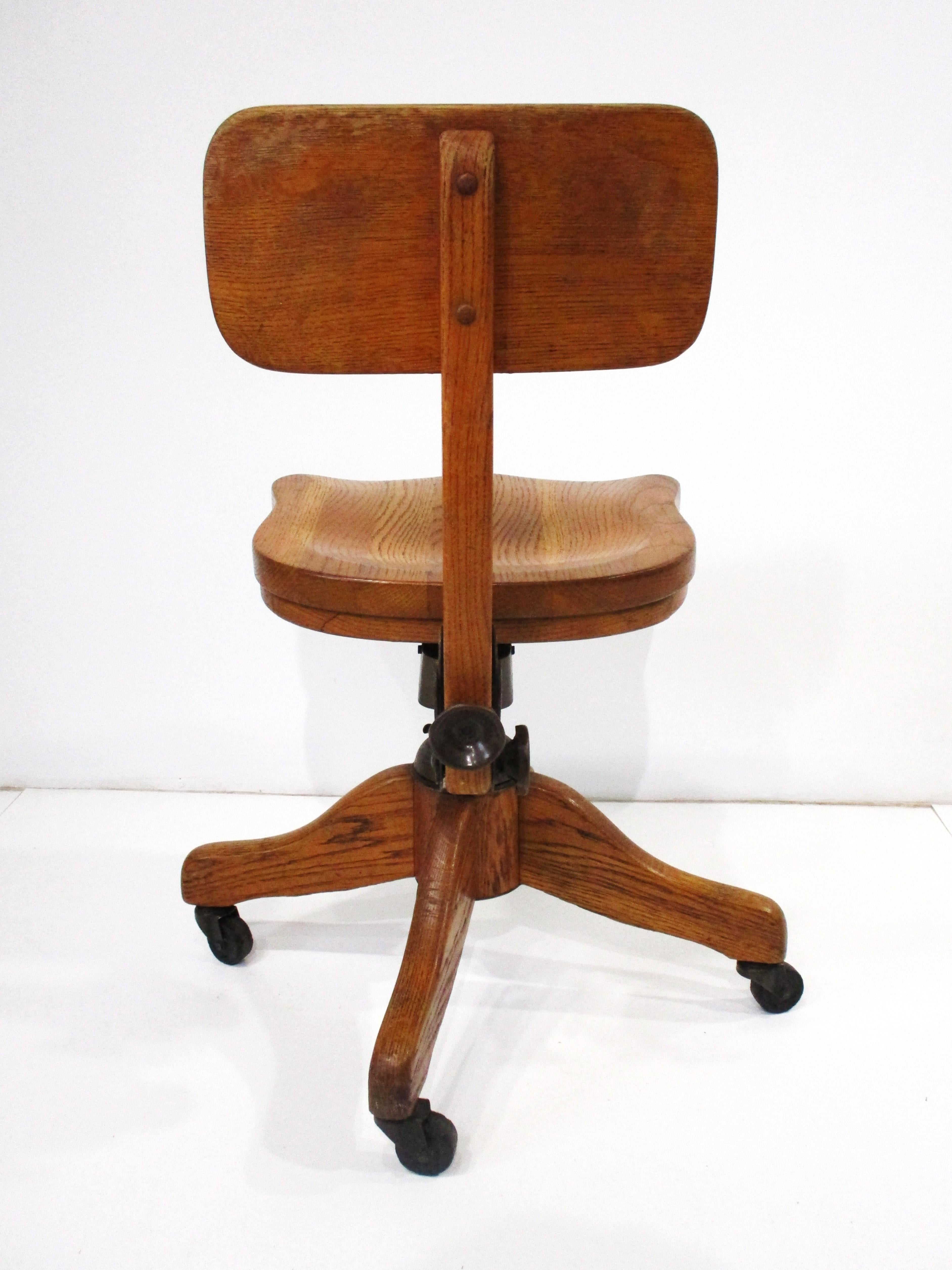 Old Vintage Oak Wood Desk Chair In Good Condition For Sale In Cincinnati, OH