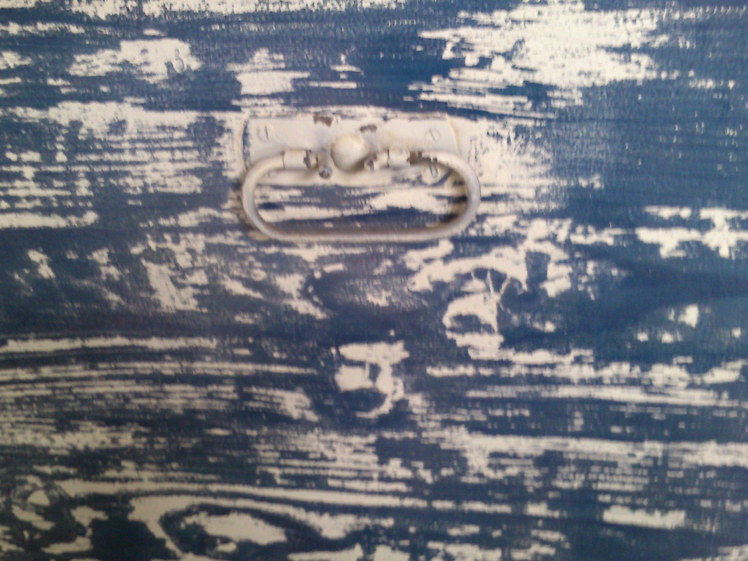 Old Vintage Painted Blue White Chest (Land) im Angebot