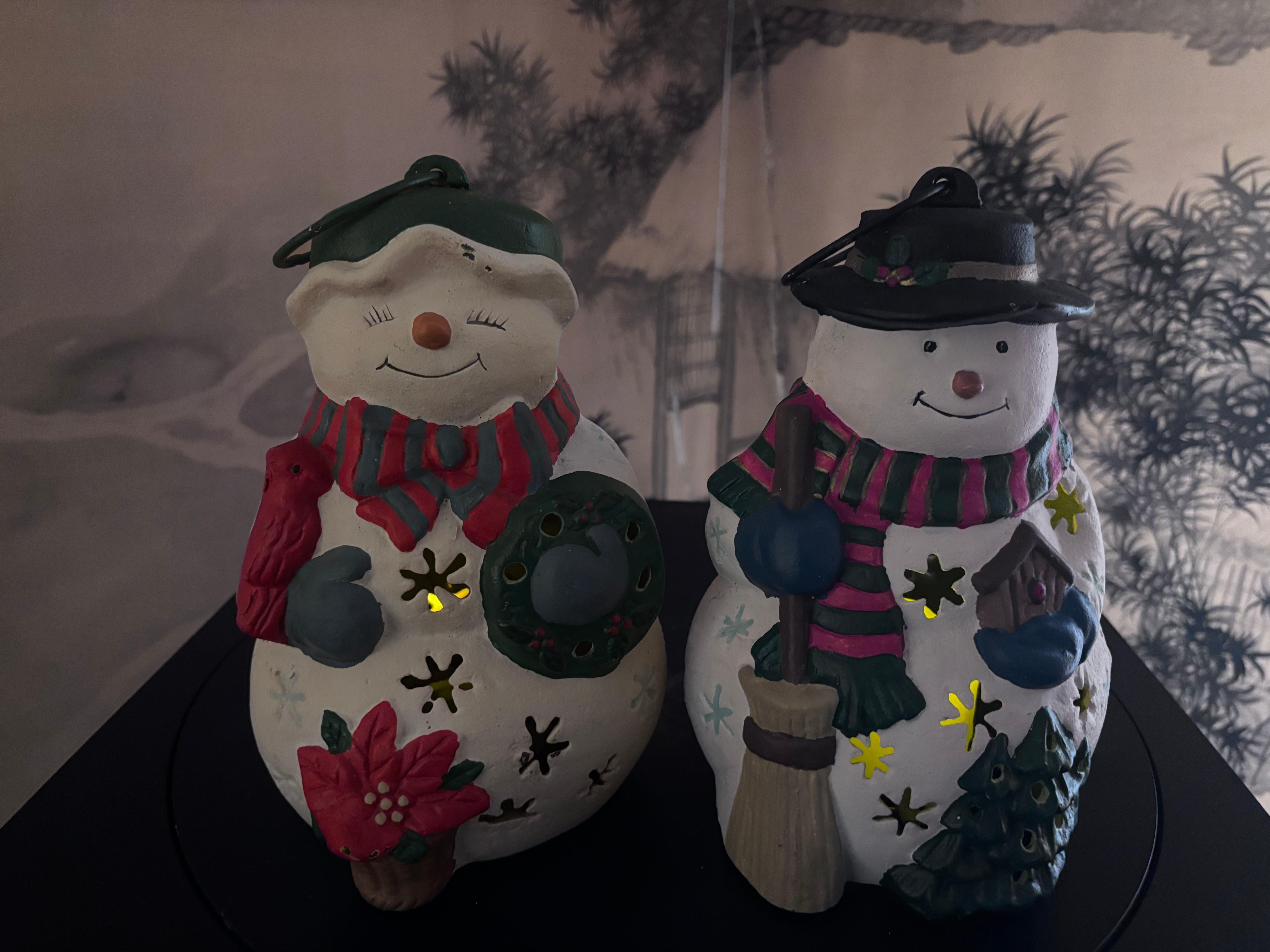 Paire vintage peinte à la main « Happy Snow Elves Couple »  Lanternes d'éclairage en vente 9