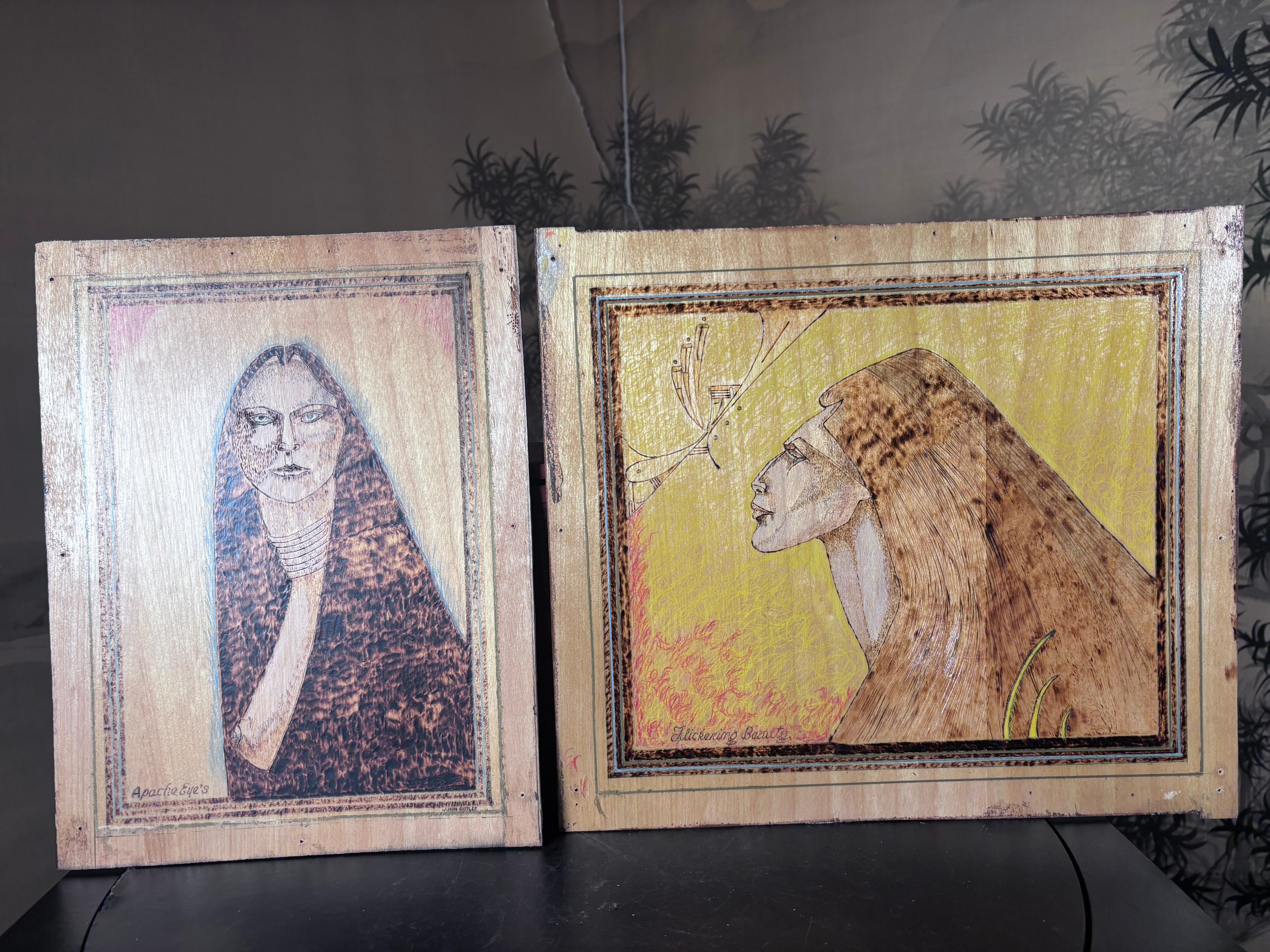 Coppia (2) d'epoca di ritratti di Native American Art o Outsider Art.  La donna mostra capelli intrecciati e una collana con un pendente che potrebbe essere una ghianda o una conchiglia; l'uomo con una piuma che si estende dai capelli e con un