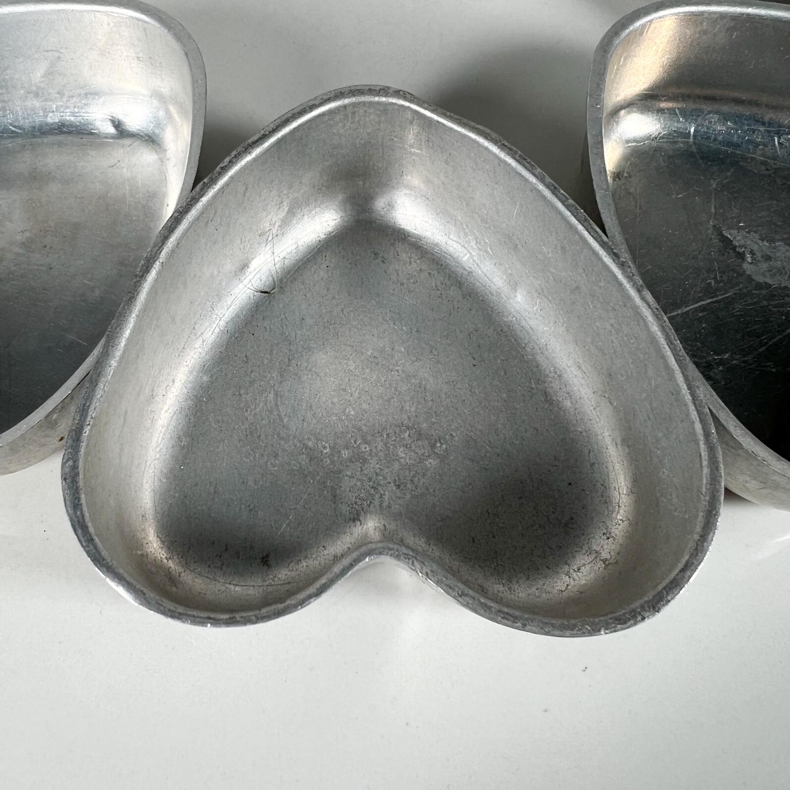 Old Vintage Mini Hearts Aluminum Cake Bake Pans Set of 9 In Good Condition In Chula Vista, CA