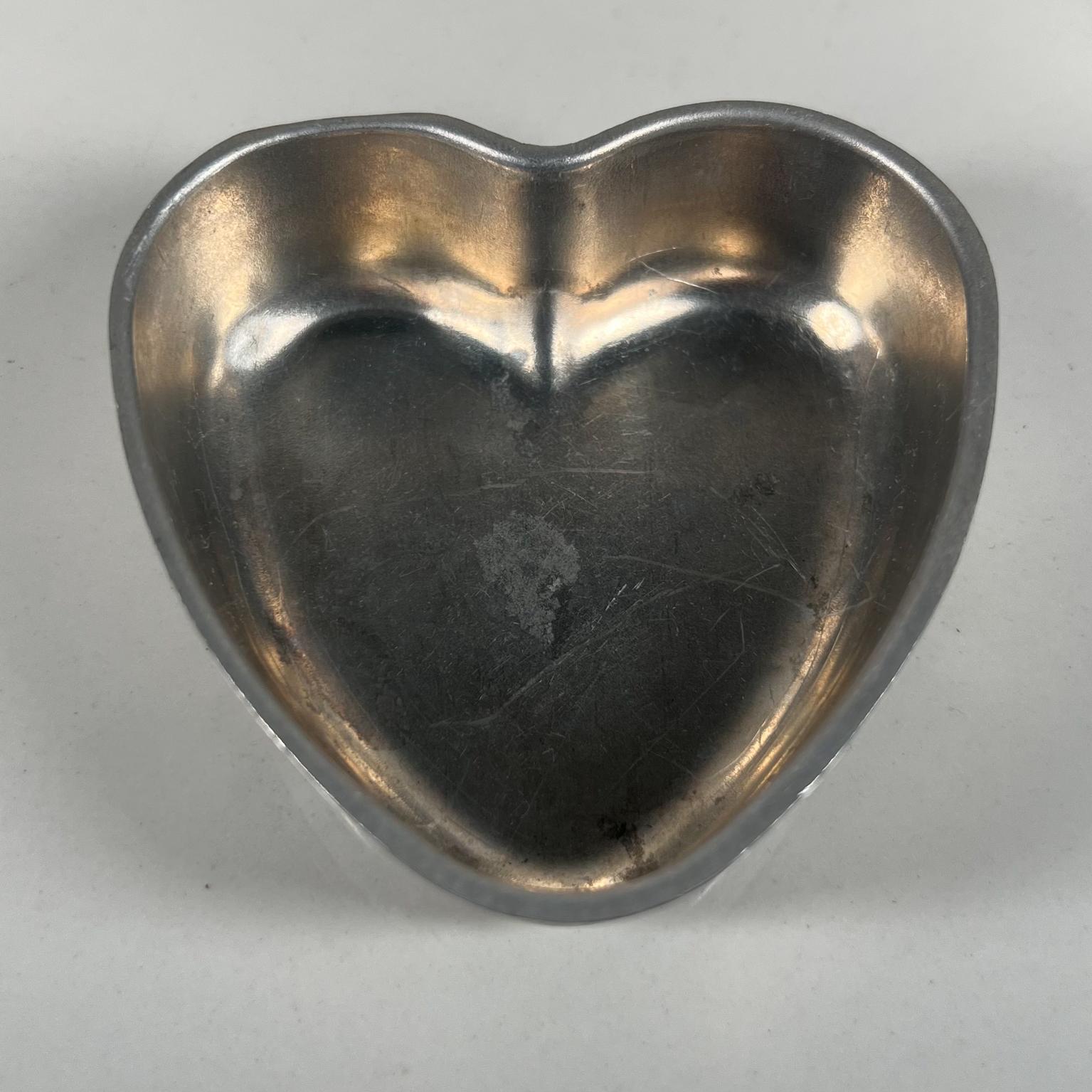 Old Vintage Mini Hearts Aluminum Cake Bake Pans Set of 9 For Sale 4