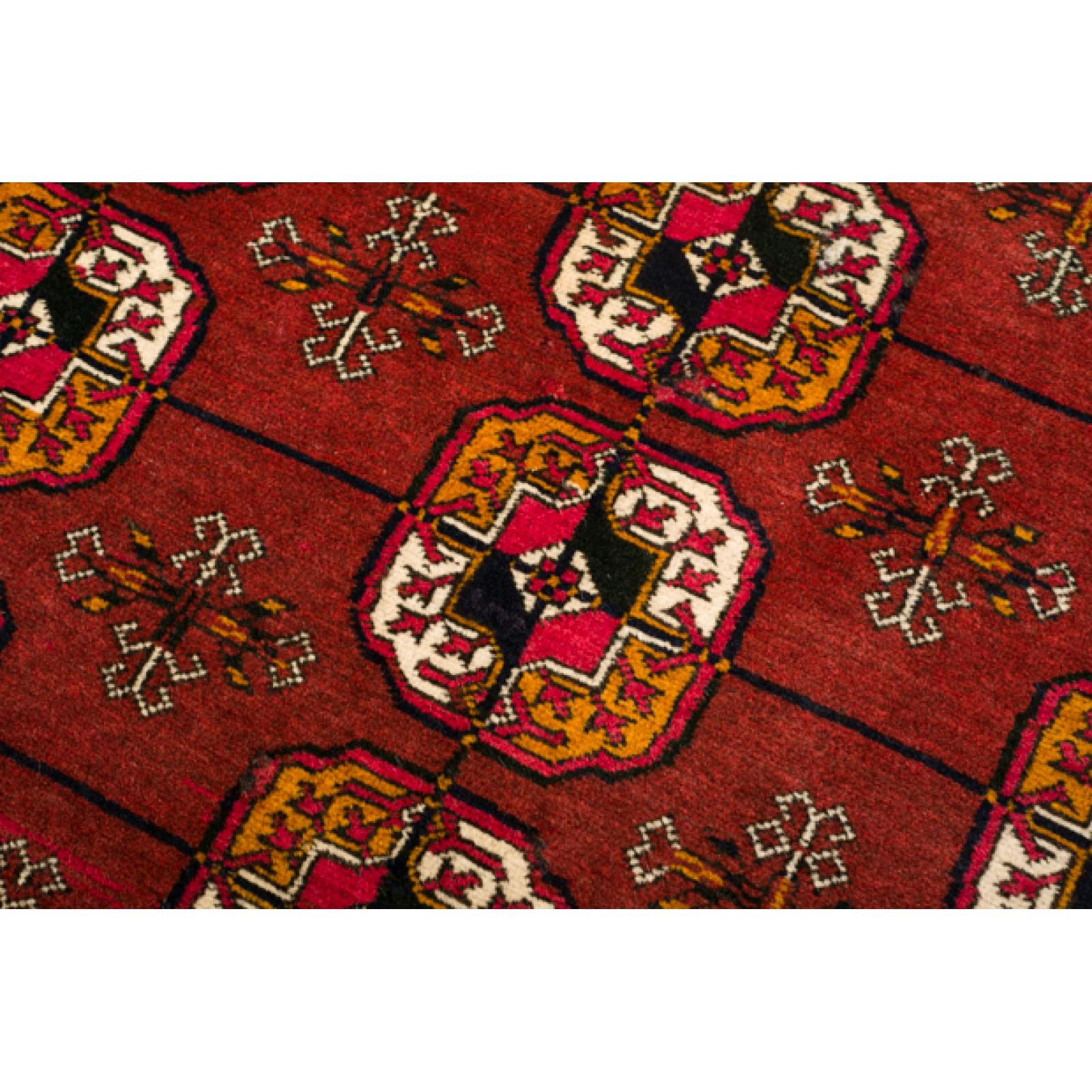 Se trata de una alfombra turcomana antigua Tekke Bukhara de Asia Central, procedente de la región turcomana de Bukhara, con una composición de colores rara y hermosa.

Alfombra de Bujara (Turkmen Rug, Bokhara, Buhara, Bukhara) es el nombre de una