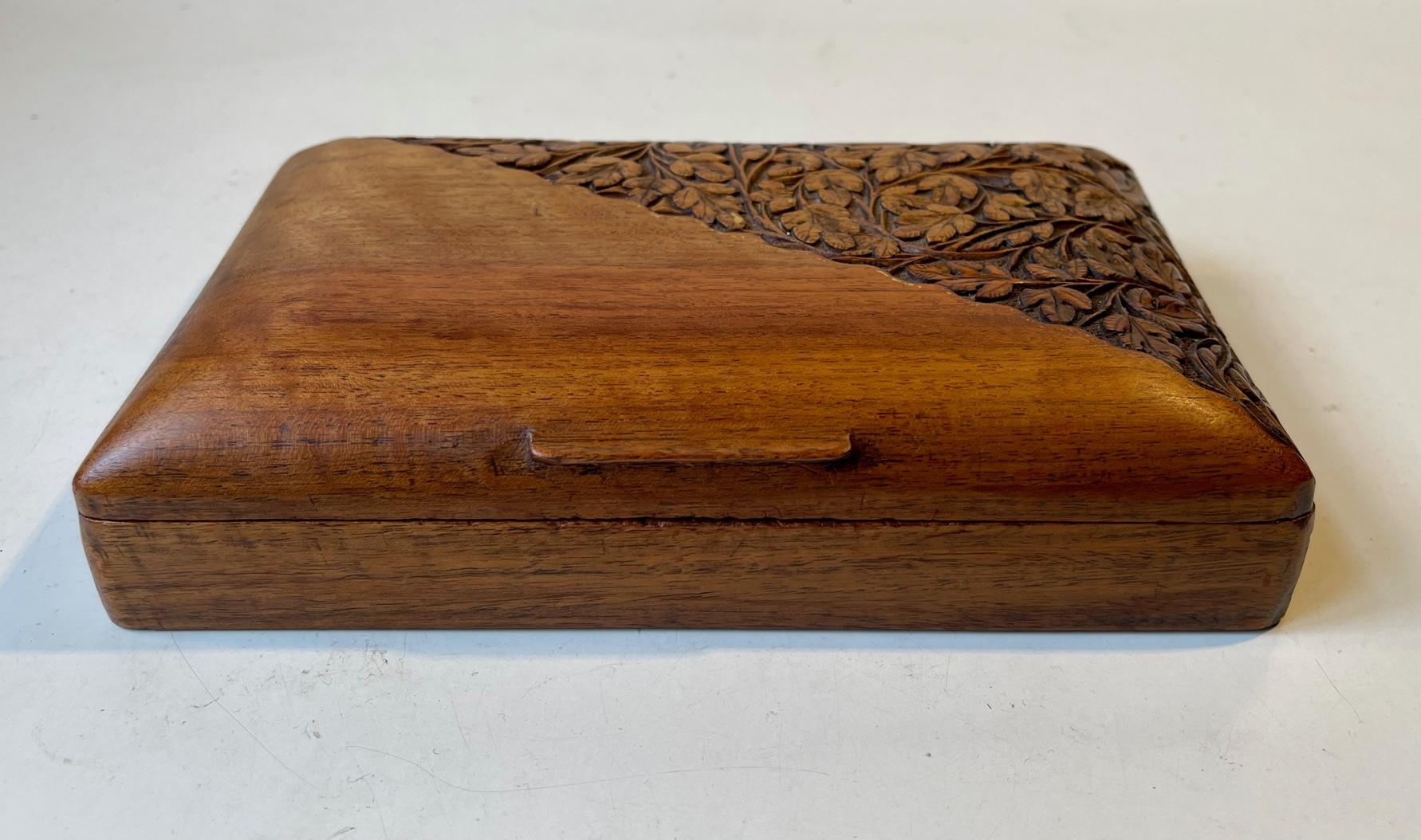 Caja de Arte Antiguo Volk en Roble Tallado a Mano Escandinavo en venta